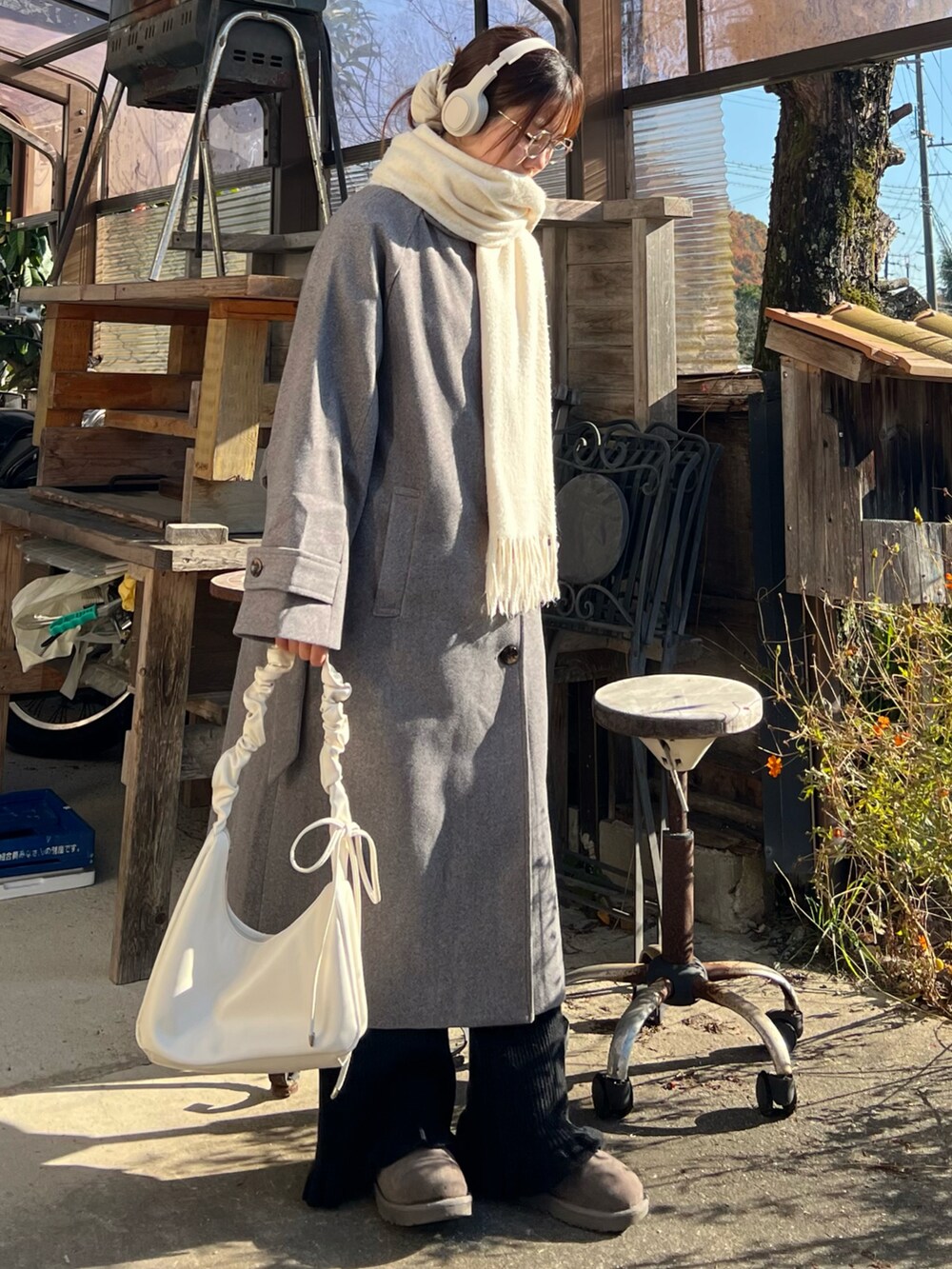 「冬コーデ、冬アウター、クリスマスに着たい服、マイベストコーデ2024、マフラーぐるぐる、デートコーデ、お出かけコーデ、テーマパークコーデ、韓国ファッション、プチプラ、レイヤードスタイル、休日スタイル、ロングコート、ブーツ、ムートンブーツ」｜「UGGのUGG アグ W CLASSIC MINI II（ブーツ、グレー系）」を使った、sor_aroomさん（レディース・160cm）の冬コーディネートの2枚目の写真