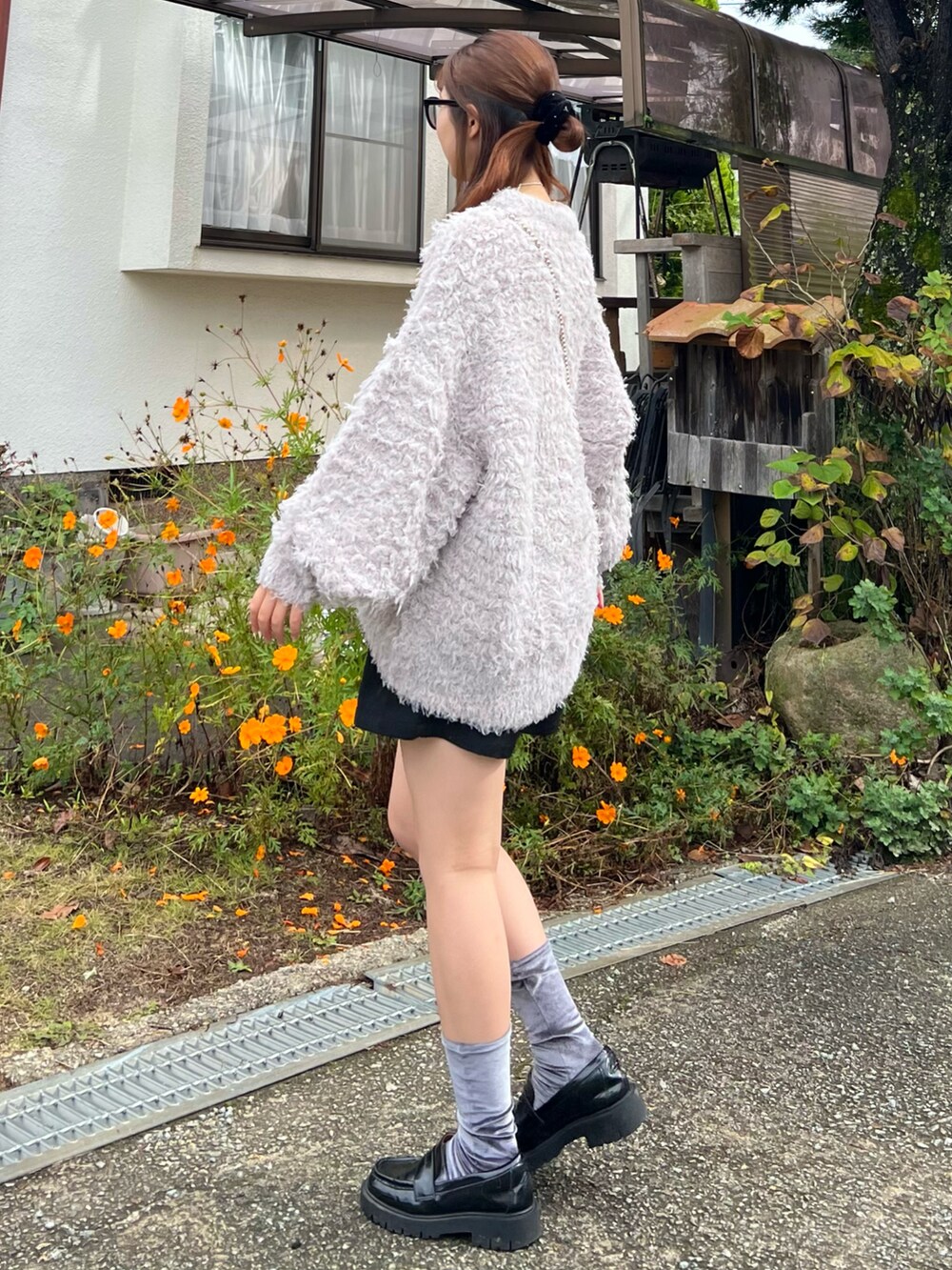 ブラック系のローファー、ブラック系のその他パンツ、シルバー系のショルダーバッグを着用したレディースの秋コーディネートの3枚目の写真