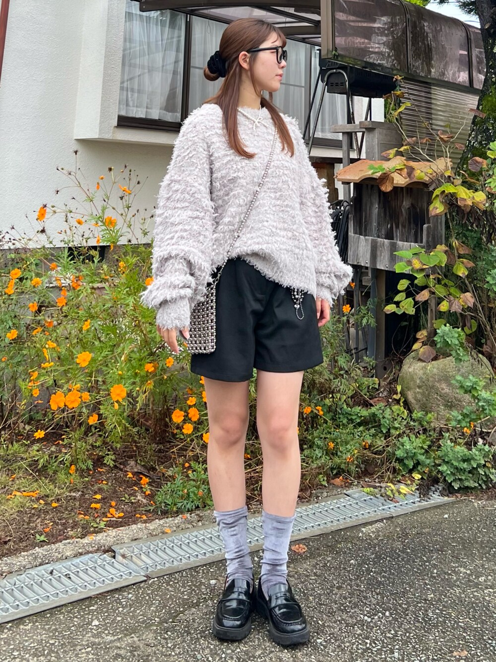 ブラック系のローファー、ブラック系のその他パンツ、シルバー系のショルダーバッグを着用したレディースの秋コーディネートの5枚目の写真