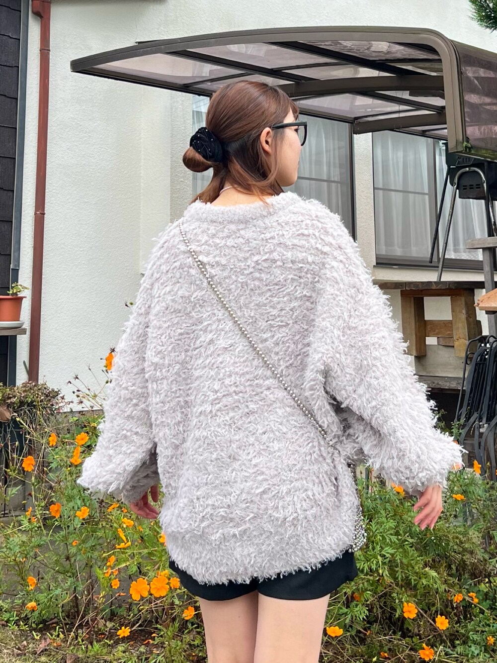 ブラック系のローファー、ブラック系のその他パンツ、シルバー系のショルダーバッグを着用したレディースの秋コーディネートの2枚目の写真