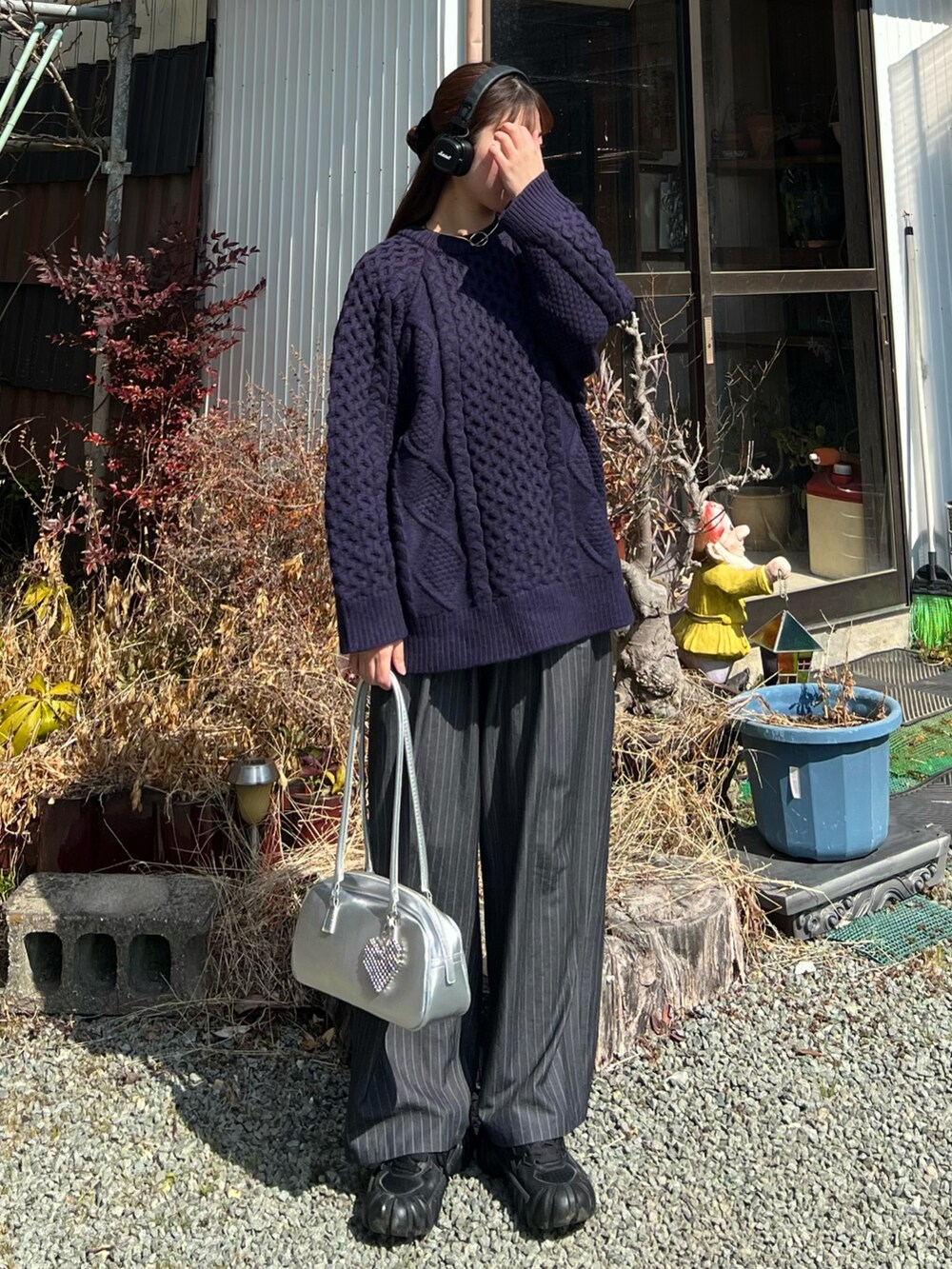 「冬コーデ、春コーデ、春色、ニット、スラックス、スニーカー、デートコーデ、お出かけコーデ、休日スタイル、韓国ファッション、プチプラ、今日のコーデ、きれいめカジュアル、ストライプ」｜「floristのメタリック横長オーバルボストン（ボストンバッグ、シルバー系）」を使った、sor_aroomさん（レディース・160cm）の冬コーディネートの2枚目の写真