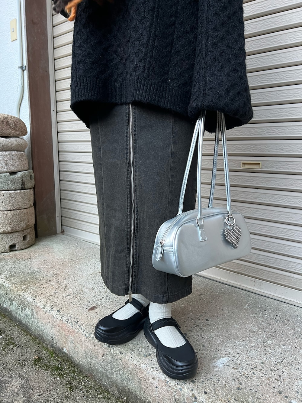 ブラック系のバレエシューズ、ブラック系のスカート、シルバー系のボストンバッグを着用したレディースの冬コーディネートの4枚目の写真