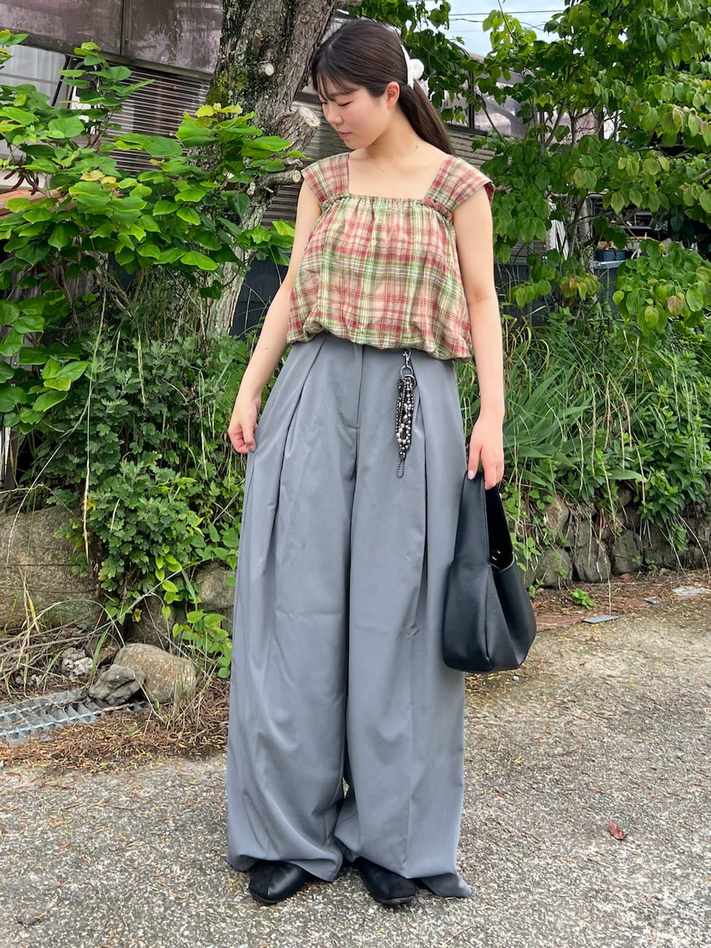 ブラック系のパンプス、グリーン系のタンクトップ、グレー系のその他パンツを着用したレディースの夏コーディネートの2枚目の写真