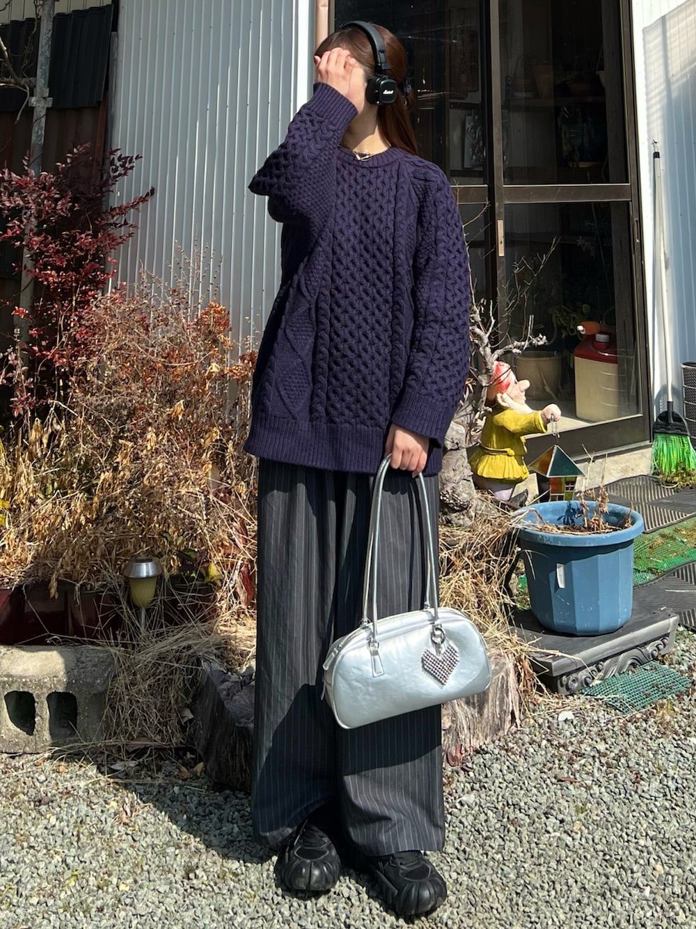「冬コーデ、春コーデ、春色、ニット、スラックス、スニーカー、デートコーデ、お出かけコーデ、休日スタイル、韓国ファッション、プチプラ、今日のコーデ、きれいめカジュアル、ストライプ」｜「floristのメタリック横長オーバルボストン（ボストンバッグ、シルバー系）」を使った、sor_aroomさん（レディース・160cm）の冬コーディネートの4枚目の写真