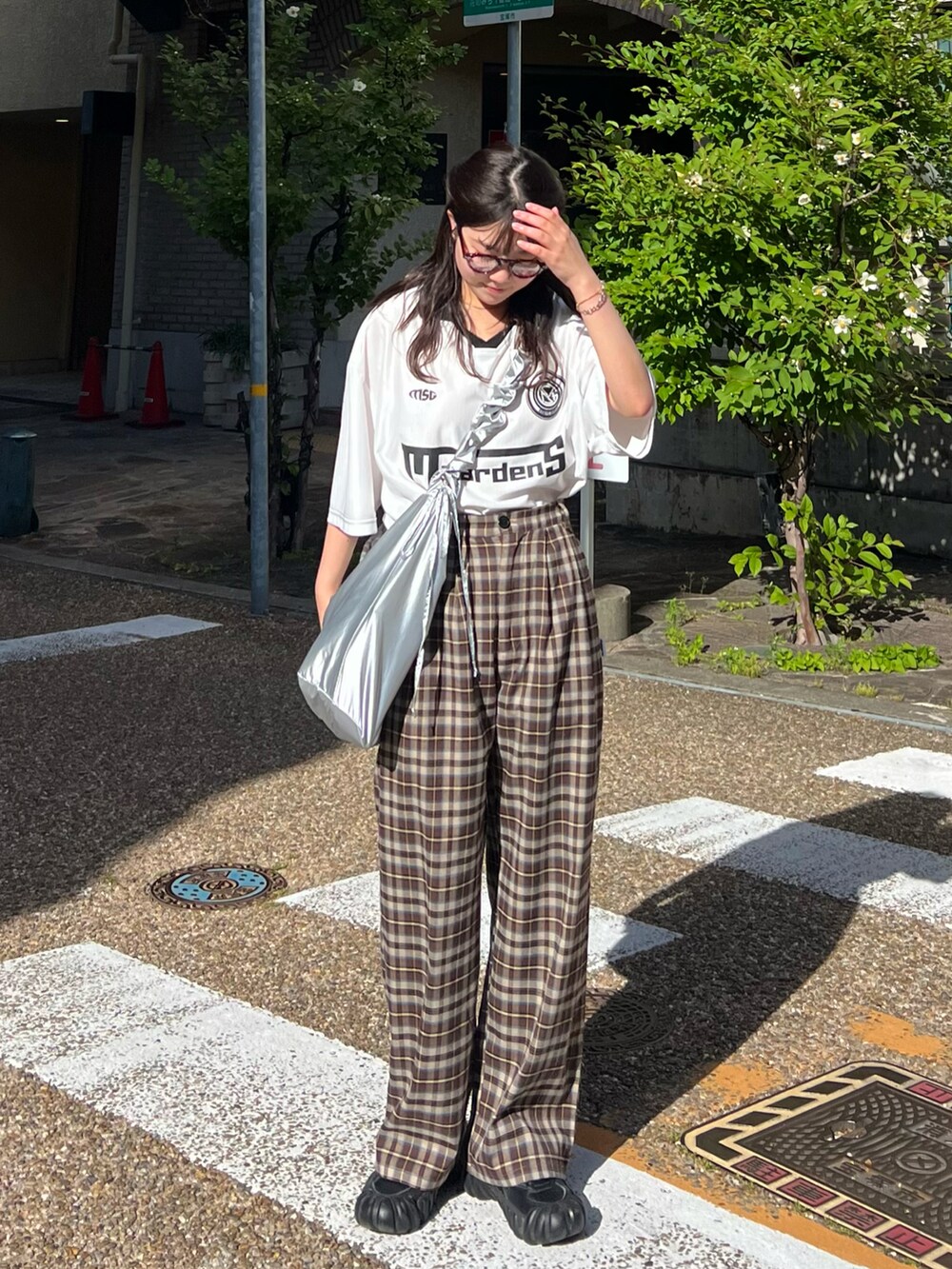 ブラック系のスニーカー、ブラウン系のその他パンツ、シルバー系のショルダーバッグを着用したレディースの夏コーディネートの2枚目の写真