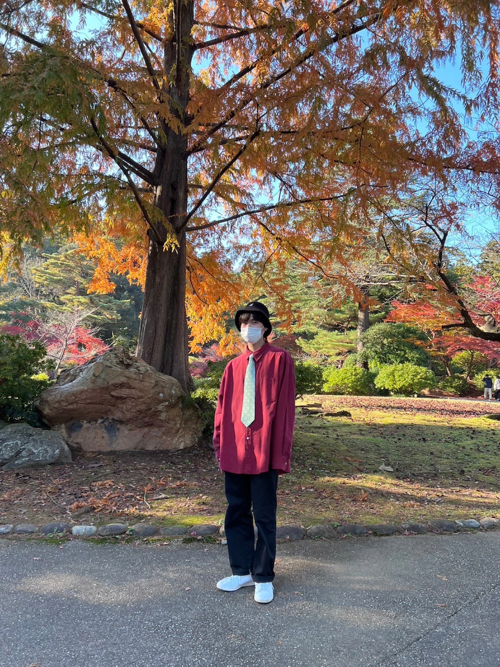 レッド系のシャツ/ブラウス、ブラック系のチノパンツ、ホワイト系のスニーカーを着用したメンズの秋コーディネートの3枚目の写真