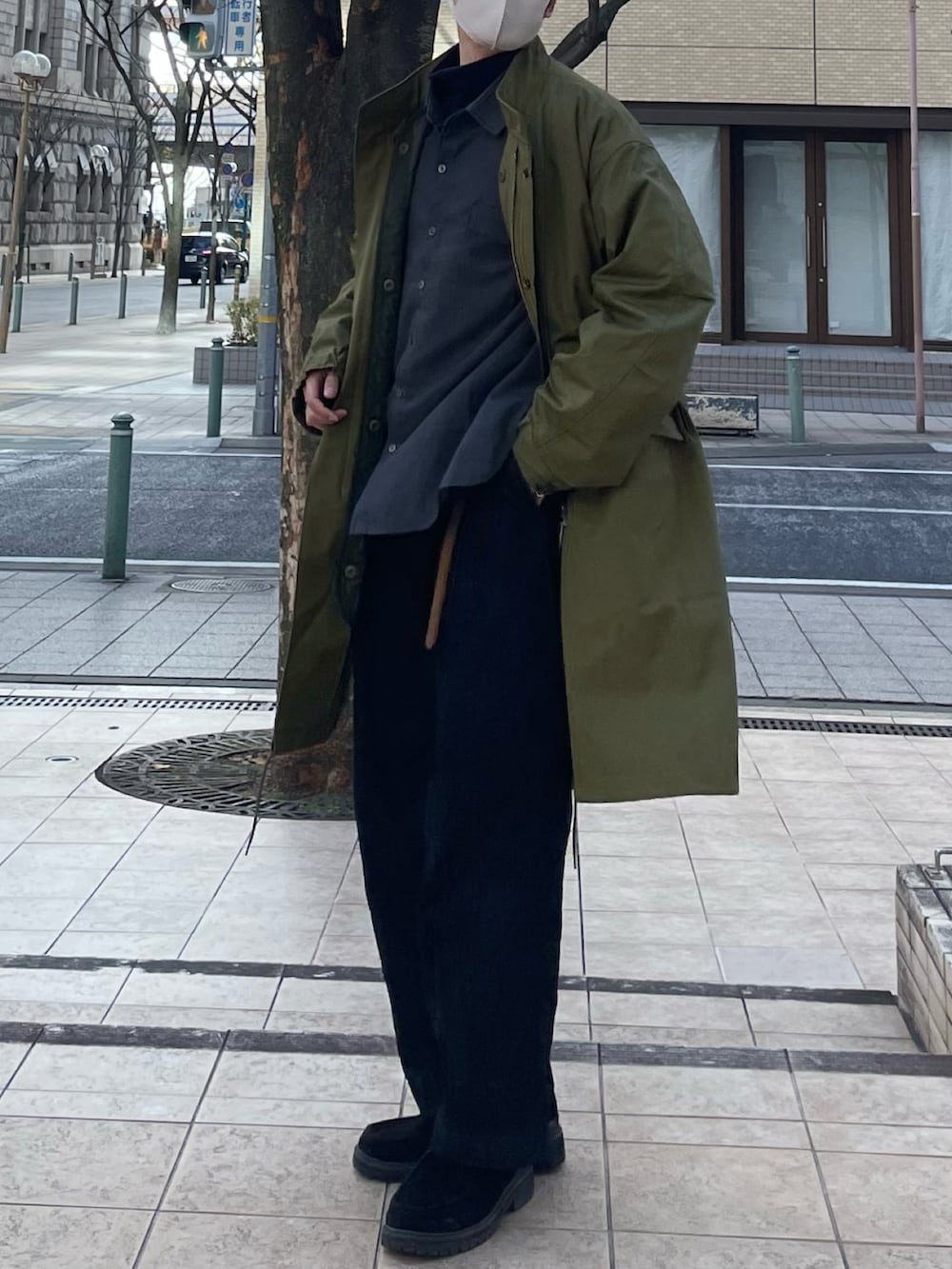 ブラック系のその他シューズ、ブルー系のチノパンツ、グリーン系のモッズコートを着用したメンズの冬コーディネートの2枚目の写真