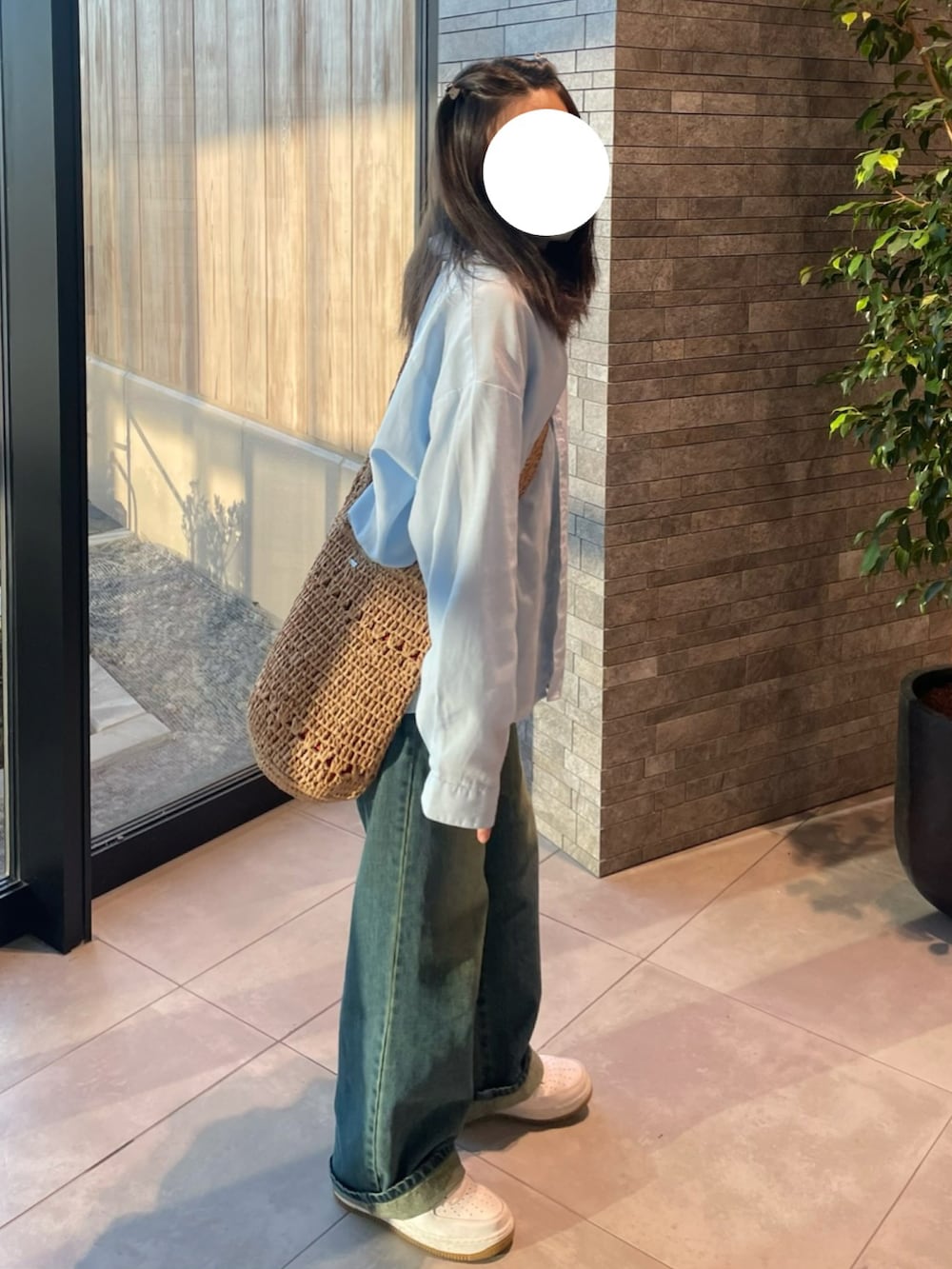 ブルー系のシャツ/ブラウス、ベージュ系のかごバッグ、ブルー系のデニムパンツを着用したレディースの夏コーディネートの2枚目の写真