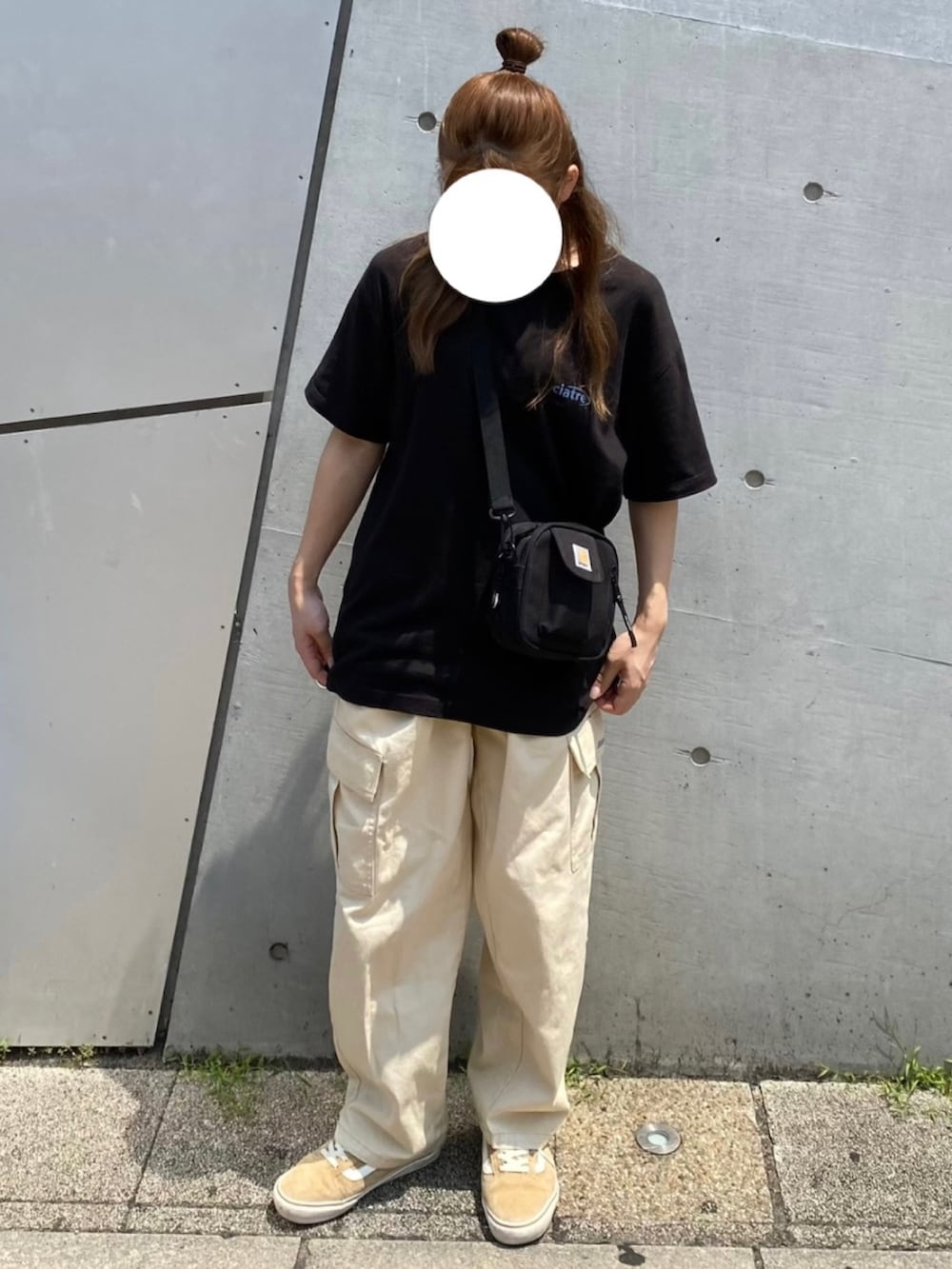 ベージュ系のカーゴパンツ、ブラック系のTシャツ/カットソー、ブラック系のショルダーバッグを着用したレディースの夏コーディネートの3枚目の写真
