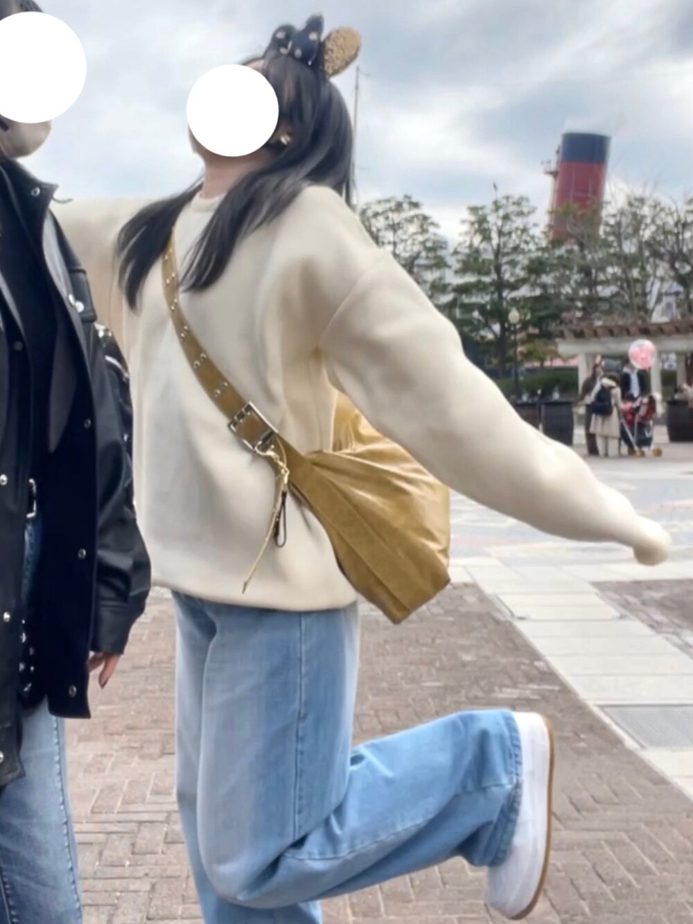 ホワイト系のニット/セーター、ブルー系のデニムパンツ、ホワイト系のスニーカーを着用したレディースの冬コーディネートの3枚目の写真