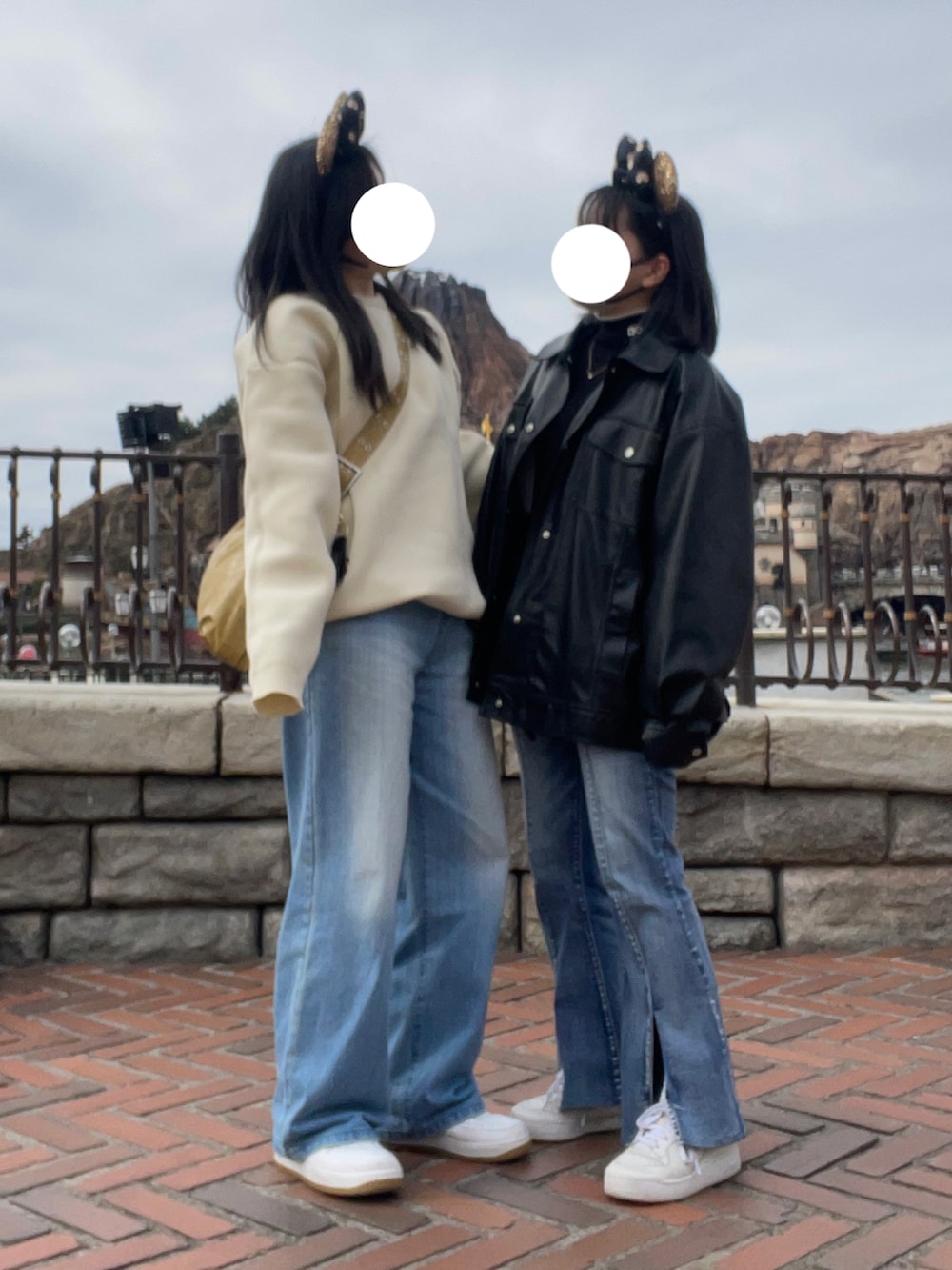 ホワイト系のニット/セーター、ブルー系のデニムパンツ、ホワイト系のスニーカーを着用したレディースの冬コーディネートの2枚目の写真