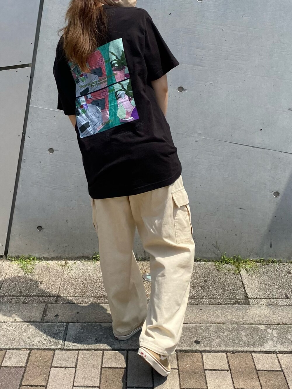 ベージュ系のカーゴパンツ、ブラック系のTシャツ/カットソー、ブラック系のショルダーバッグを着用したレディースの夏コーディネートの2枚目の写真