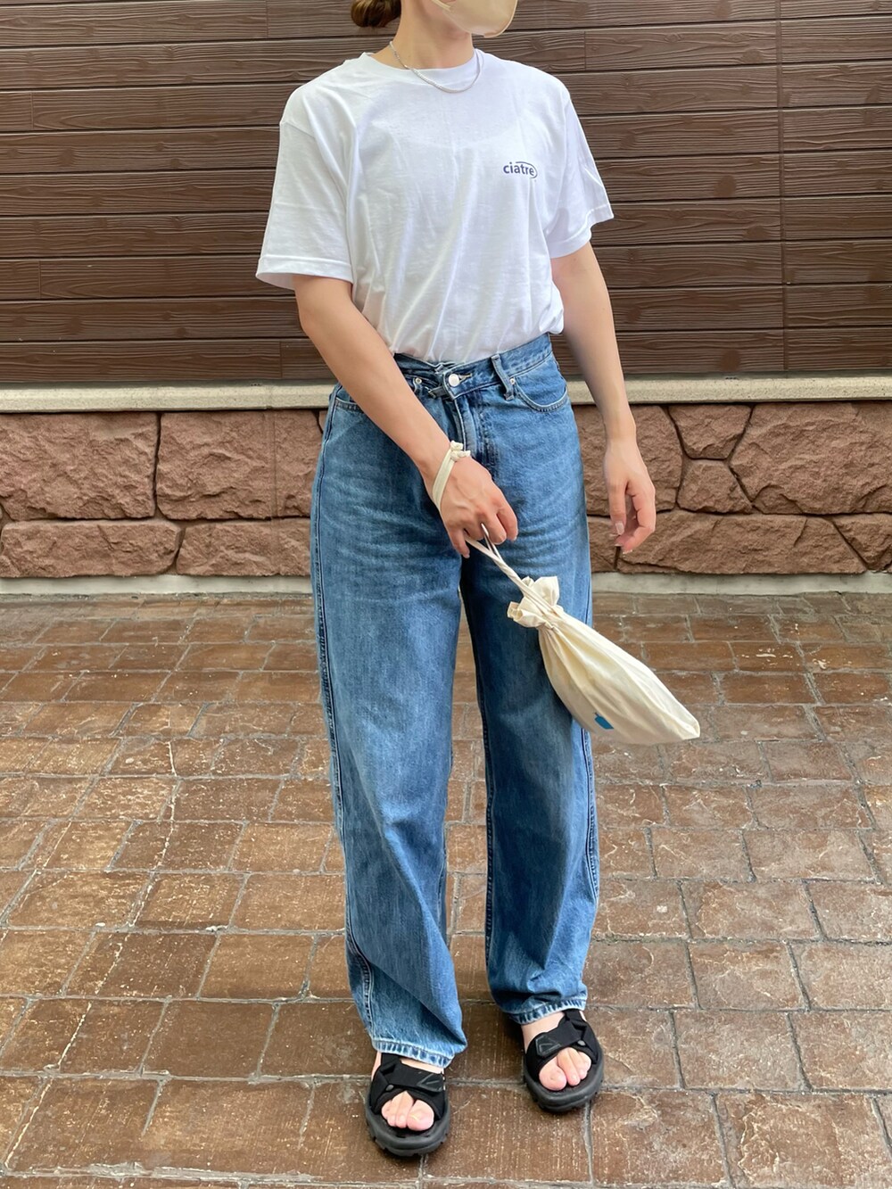 ホワイト系のTシャツ/カットソー、ホワイト系のキャミソール、ベージュ系のハンドバッグを着用したレディースの夏コーディネートの3枚目の写真