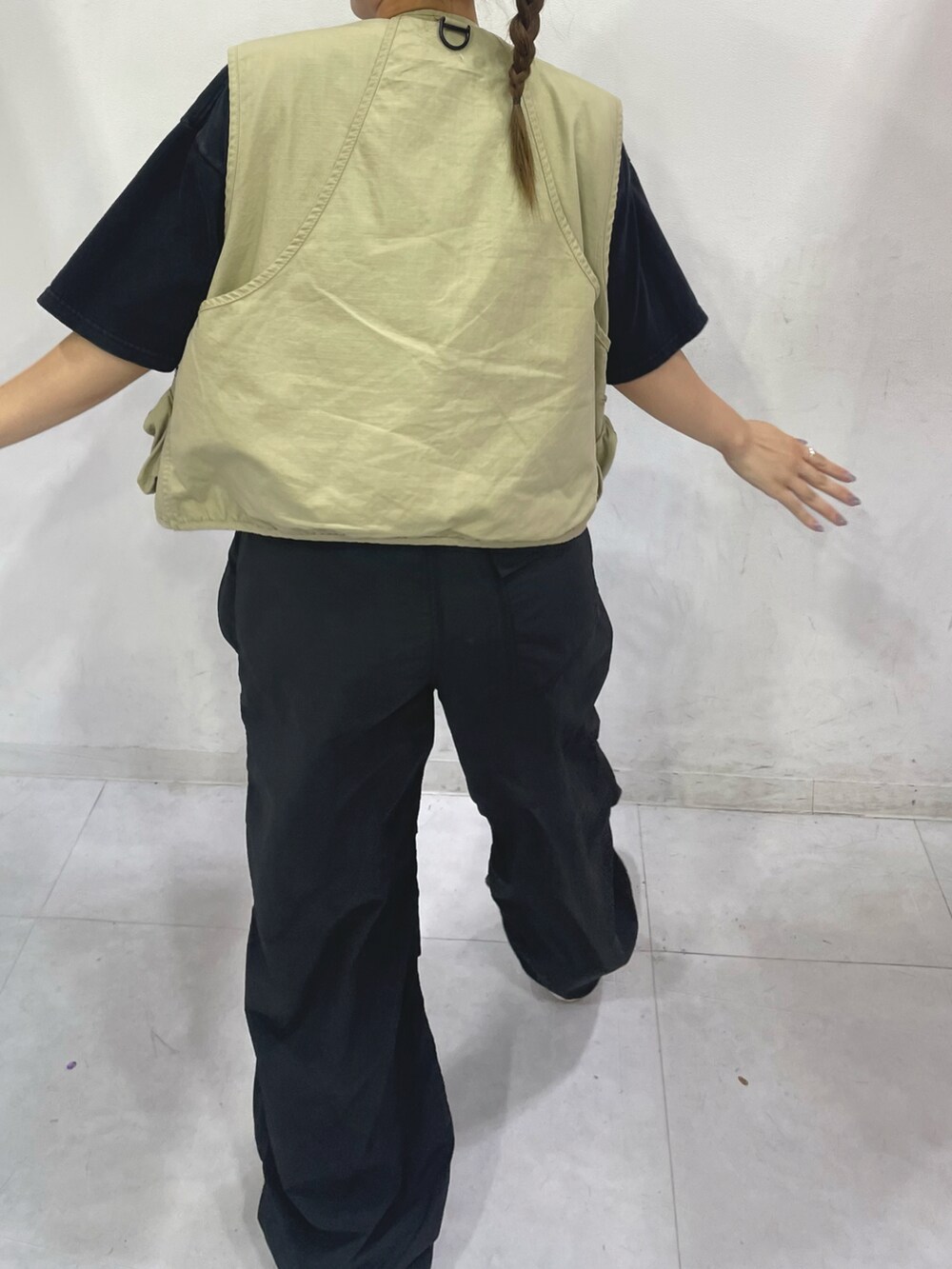 グレー系のカーゴパンツ、ホワイト系のスニーカーを着用したレディースの夏コーディネートの3枚目の写真