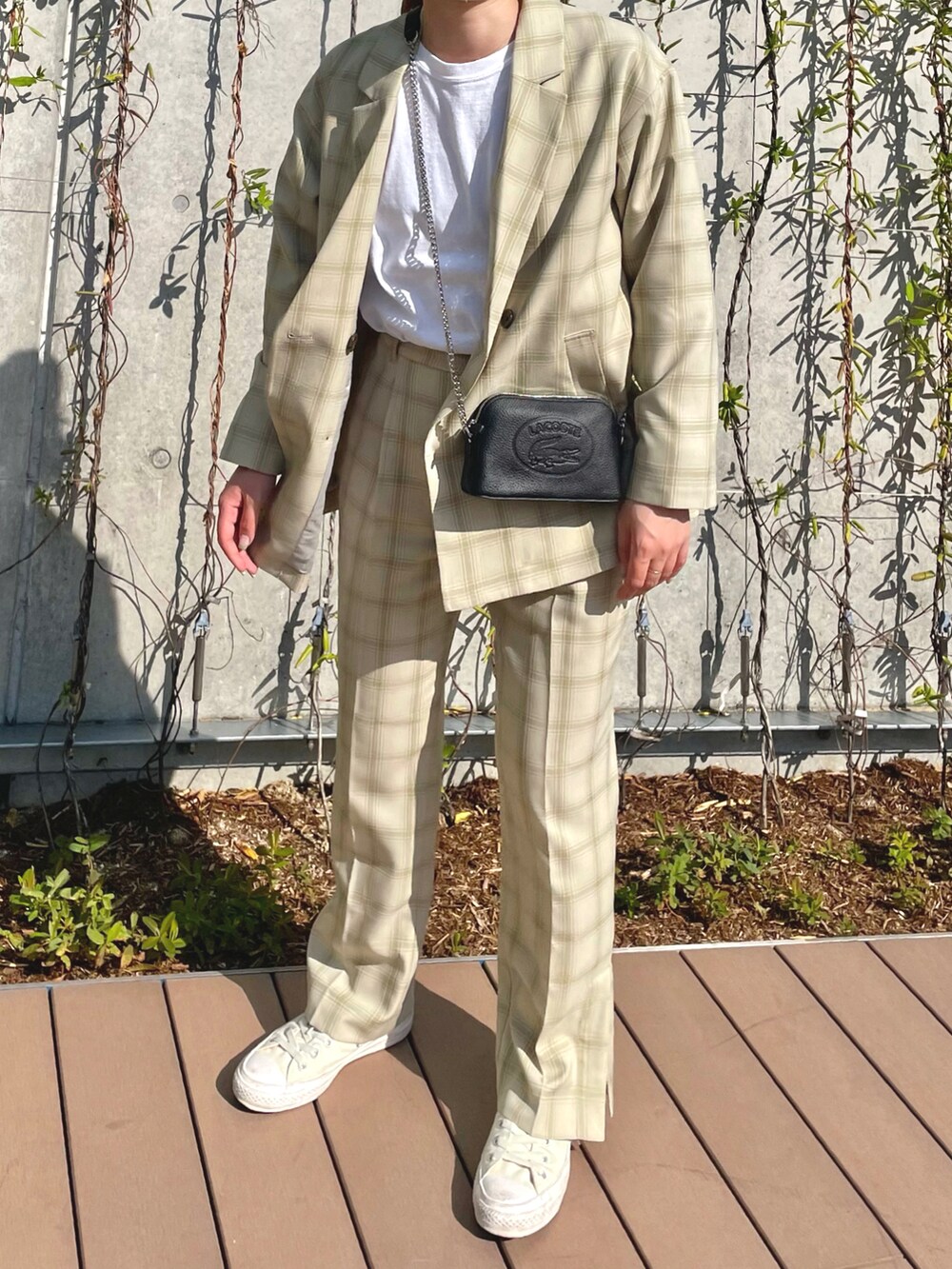 グリーン系のその他パンツ、グリーン系のテーラードジャケット、ブラック系のショルダーバッグを着用したレディースの春コーディネートの2枚目の写真