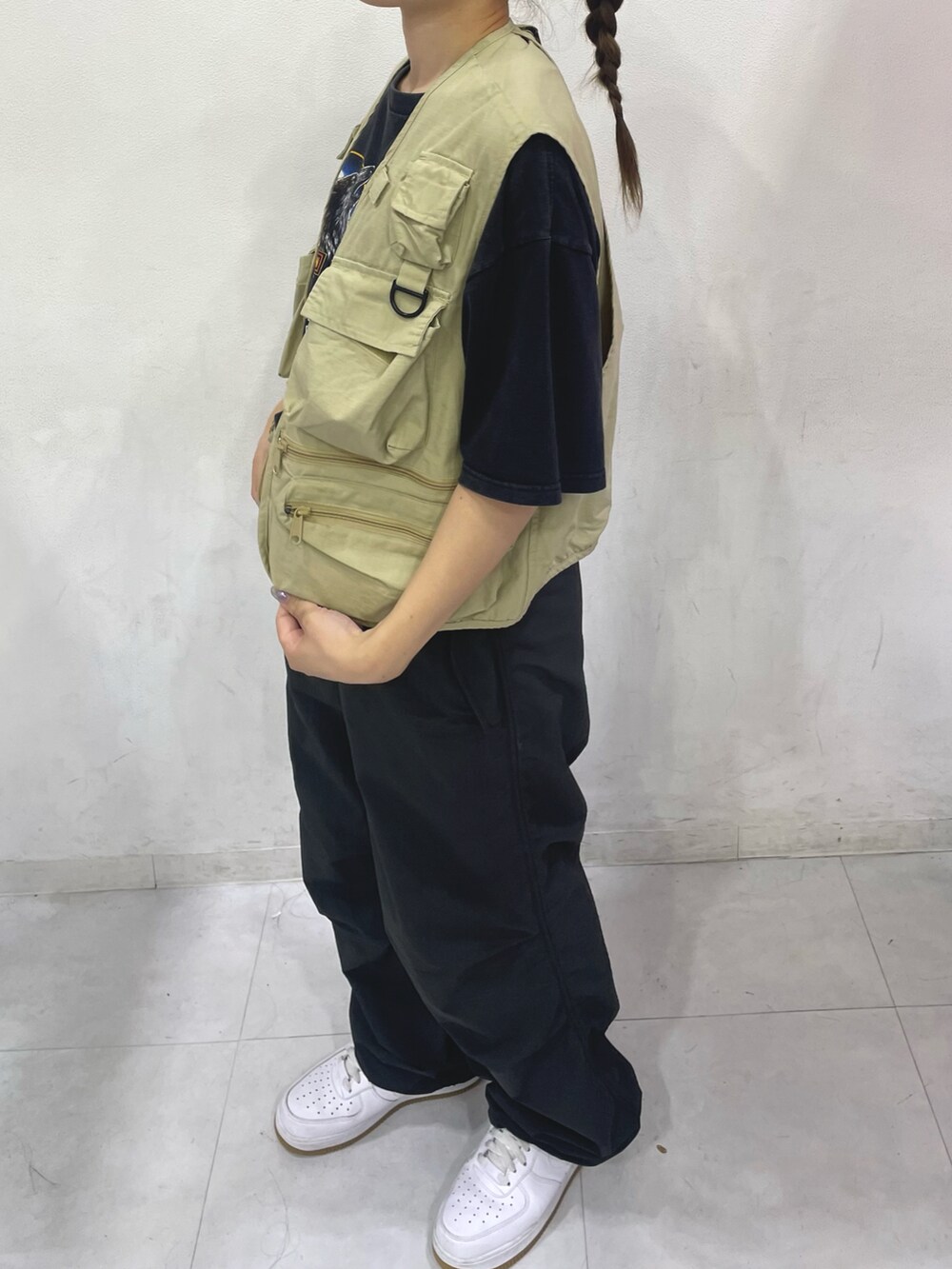 グレー系のカーゴパンツ、ホワイト系のスニーカーを着用したレディースの夏コーディネートの2枚目の写真