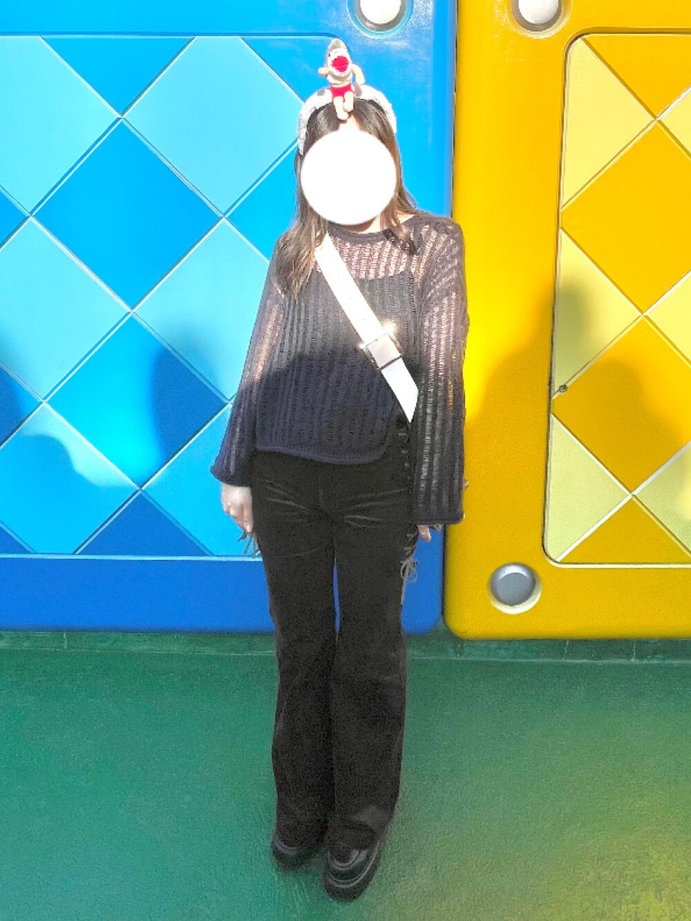 ブラウン系のショルダーバッグ、ブラウン系のその他パンツ、ブラック系のブーツを着用したレディースの秋コーディネートの2枚目の写真