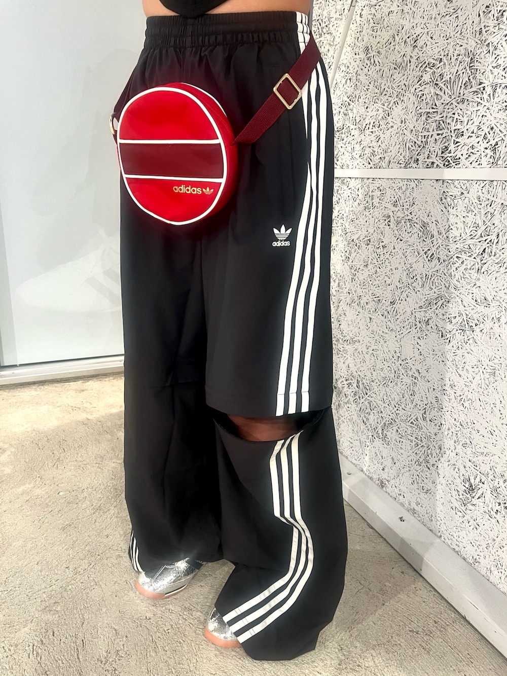 ブラック系のTシャツ/カットソー、ブラック系のスウェットパンツ、レッド系のショルダーバッグを着用したレディースの秋コーディネートの2枚目の写真