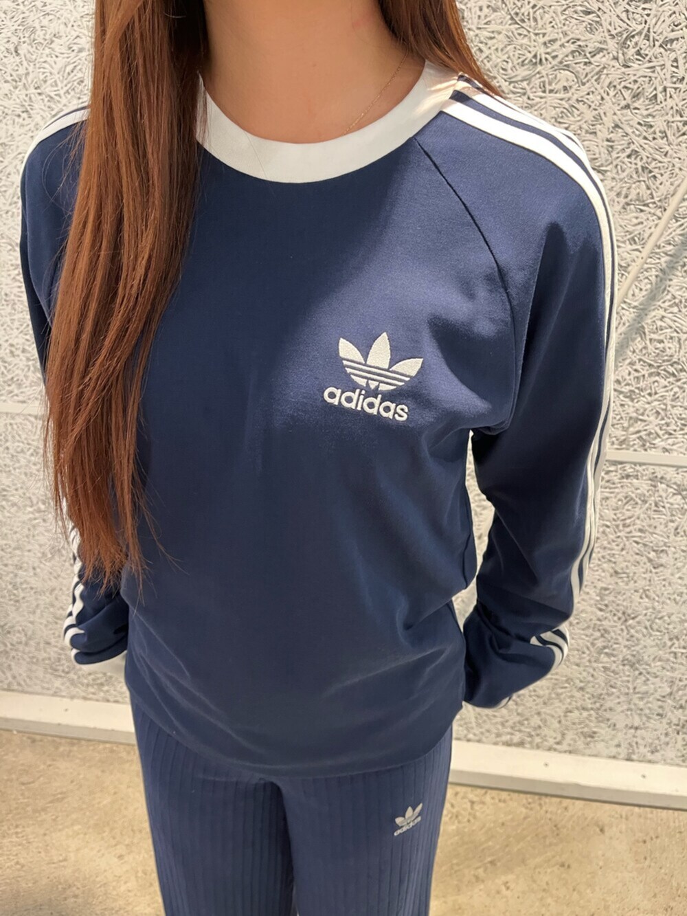 ブルー系のトップス、ブルー系のその他パンツ、ブルー系のシューズを着用したレディースの冬コーディネートの3枚目の写真