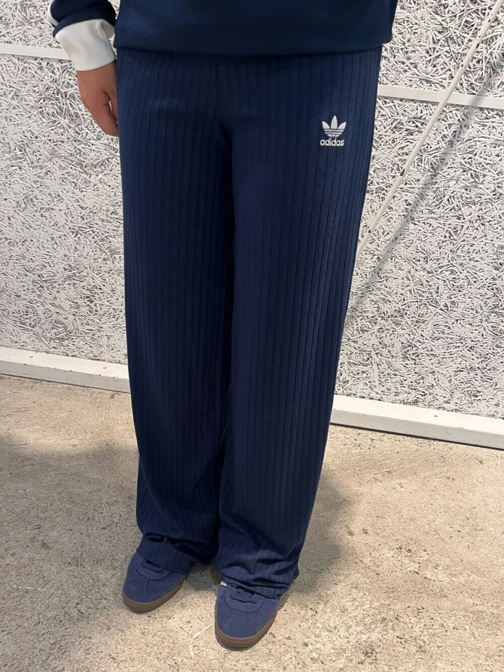 ブルー系のトップス、ブルー系のその他パンツ、ブルー系のシューズを着用したレディースの冬コーディネートの4枚目の写真