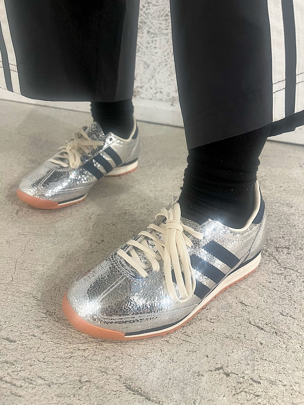 ブラック系のTシャツ/カットソー、ブラック系のスウェットパンツ、レッド系のショルダーバッグを着用したレディースの秋コーディネートの5枚目の写真