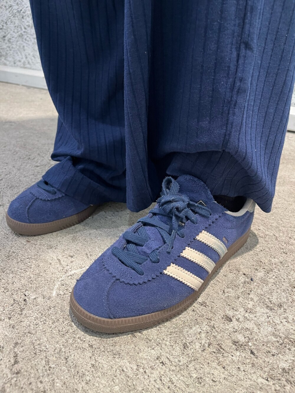 ブルー系のトップス、ブルー系のその他パンツ、ブルー系のシューズを着用したレディースの冬コーディネートの5枚目の写真