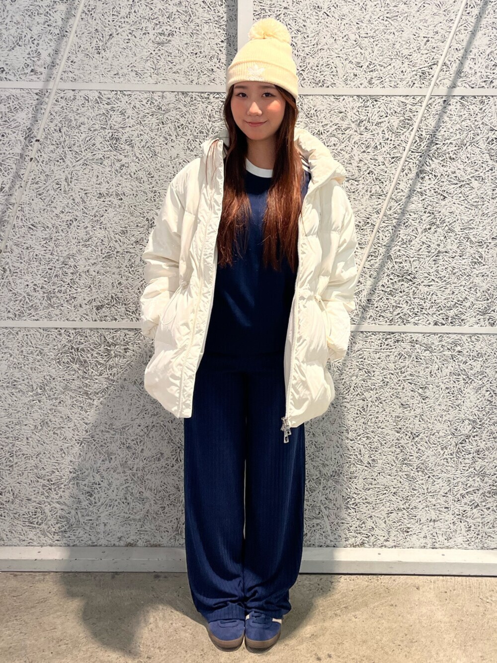 ブルー系のトップス、ブルー系のその他パンツ、ブルー系のシューズを着用したレディースの冬コーディネートの2枚目の写真