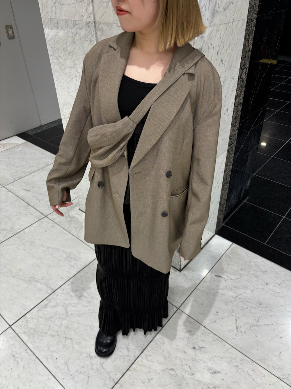 ブラウン系のワンピース、ブラウン系のその他アウター、ブラック系のキャミソールを着用したレディースの秋コーディネートの3枚目の写真