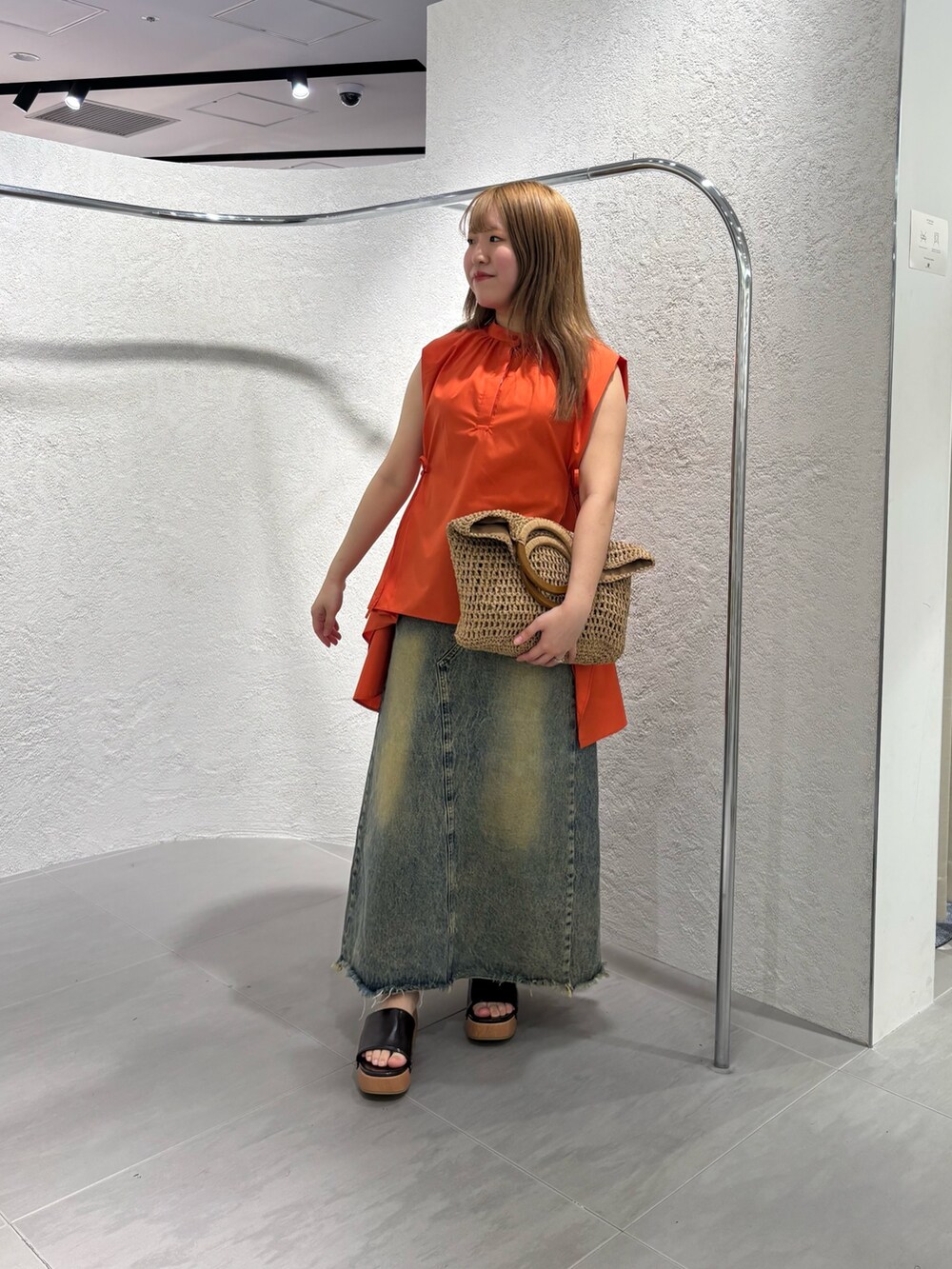 「KBF、kbf_ootd、低身長コーデ、骨格ストレート、20代、サンダルコーデ、私のイチ推しブランド、newarrival」｜「KBFのバックスリットデニムスカート（スカート、ブルー系）」を使った、miraiさん（レディース・152cm）の春コーディネートの2枚目の写真