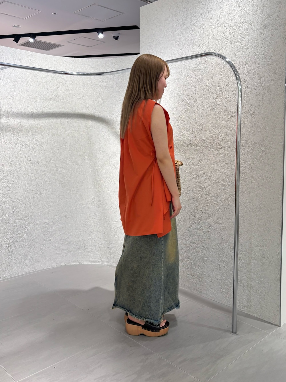 「KBF、kbf_ootd、低身長コーデ、骨格ストレート、20代、サンダルコーデ、私のイチ推しブランド、newarrival」｜「KBFのバックスリットデニムスカート（スカート、ブルー系）」を使った、miraiさん（レディース・152cm）の春コーディネートの3枚目の写真