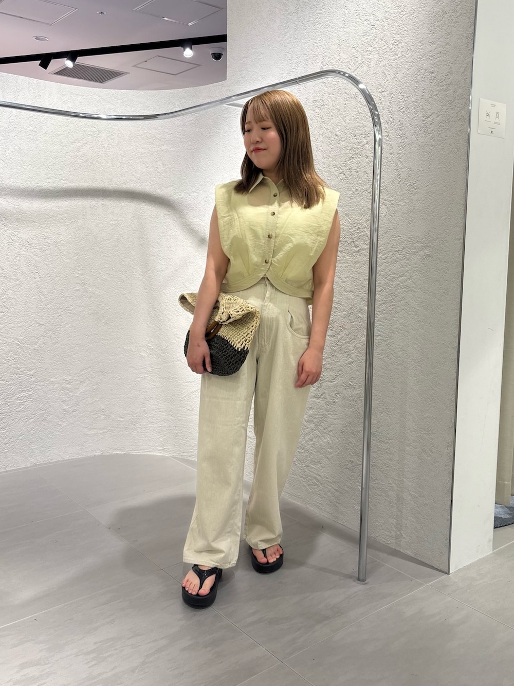 「KBF、kbf_ootd、低身長コーデ、骨格ストレート、20代、夏の涼しげパンツコーデ、私のイチ推しブランド、newarrival」｜「KBFの『3サイズ展開』BIGポケットデザインツイルパンツ（その他パンツ、ホワイト系）」を使った、miraiさん（レディース・152cm）の夏コーディネートの2枚目の写真