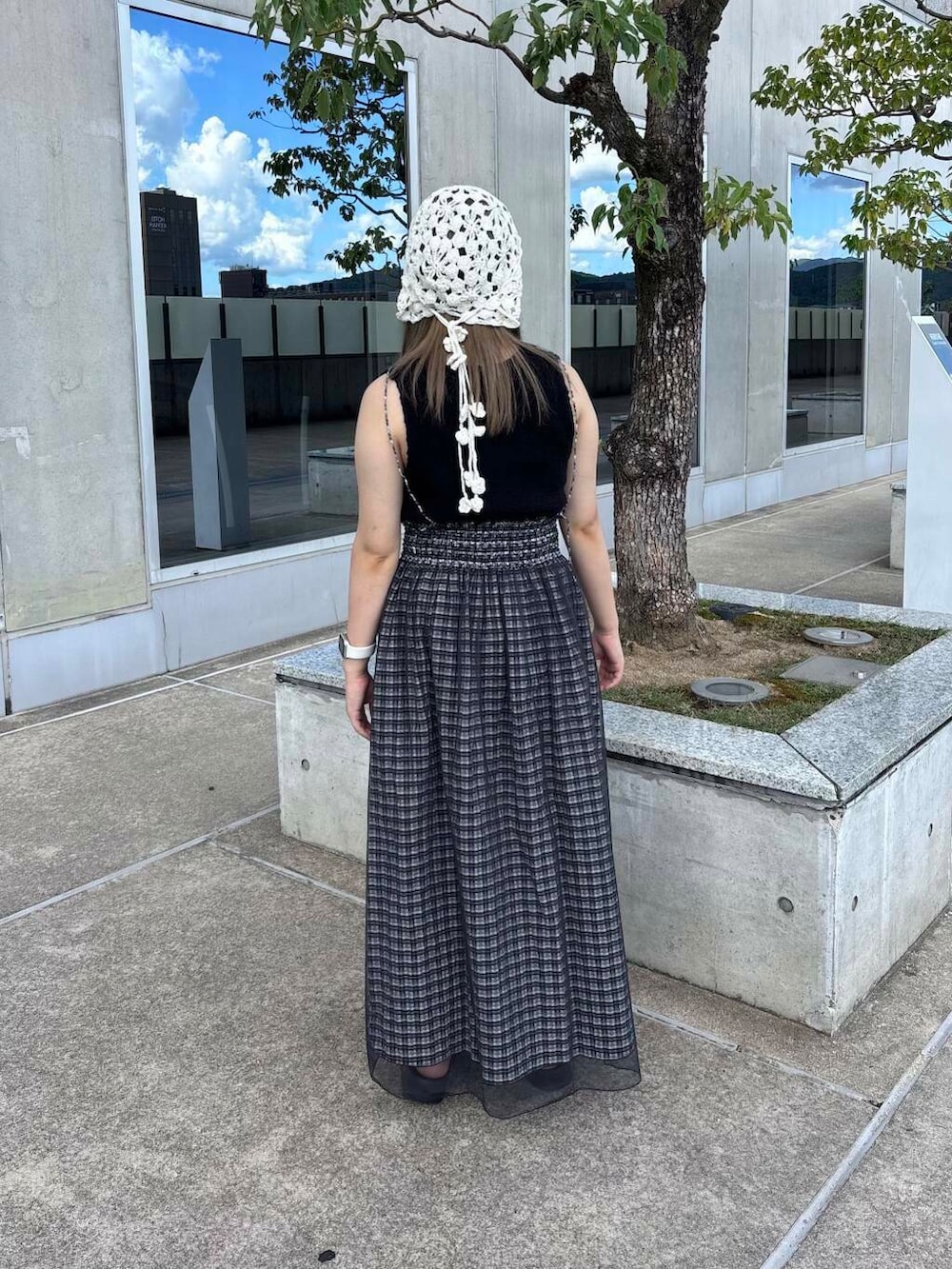 「kbf_ootd、KBF、newarrival、低身長コーデ、20代、骨格ストレート、夏のブラックコーデ、私のイチ推しブランド」｜「SMELLYのフラワークロシェボンネット（ニットキャップ/ビーニー、ホワイト系）」を使った、miraiさん（レディース・152cm）の夏コーディネートの4枚目の写真