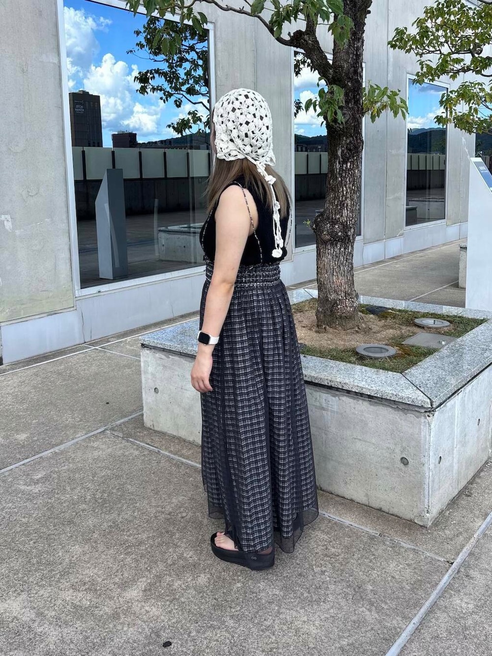 「kbf_ootd、KBF、newarrival、低身長コーデ、20代、骨格ストレート、夏のブラックコーデ、私のイチ推しブランド」｜「SMELLYのフラワークロシェボンネット（ニットキャップ/ビーニー、ホワイト系）」を使った、miraiさん（レディース・152cm）の夏コーディネートの3枚目の写真