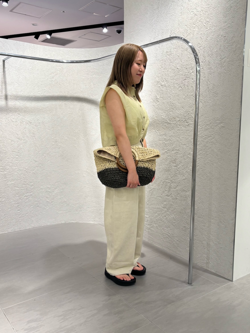 「KBF、kbf_ootd、低身長コーデ、骨格ストレート、20代、夏の涼しげパンツコーデ、私のイチ推しブランド、newarrival」｜「KBFの『3サイズ展開』BIGポケットデザインツイルパンツ（その他パンツ、ホワイト系）」を使った、miraiさん（レディース・152cm）の夏コーディネートの3枚目の写真