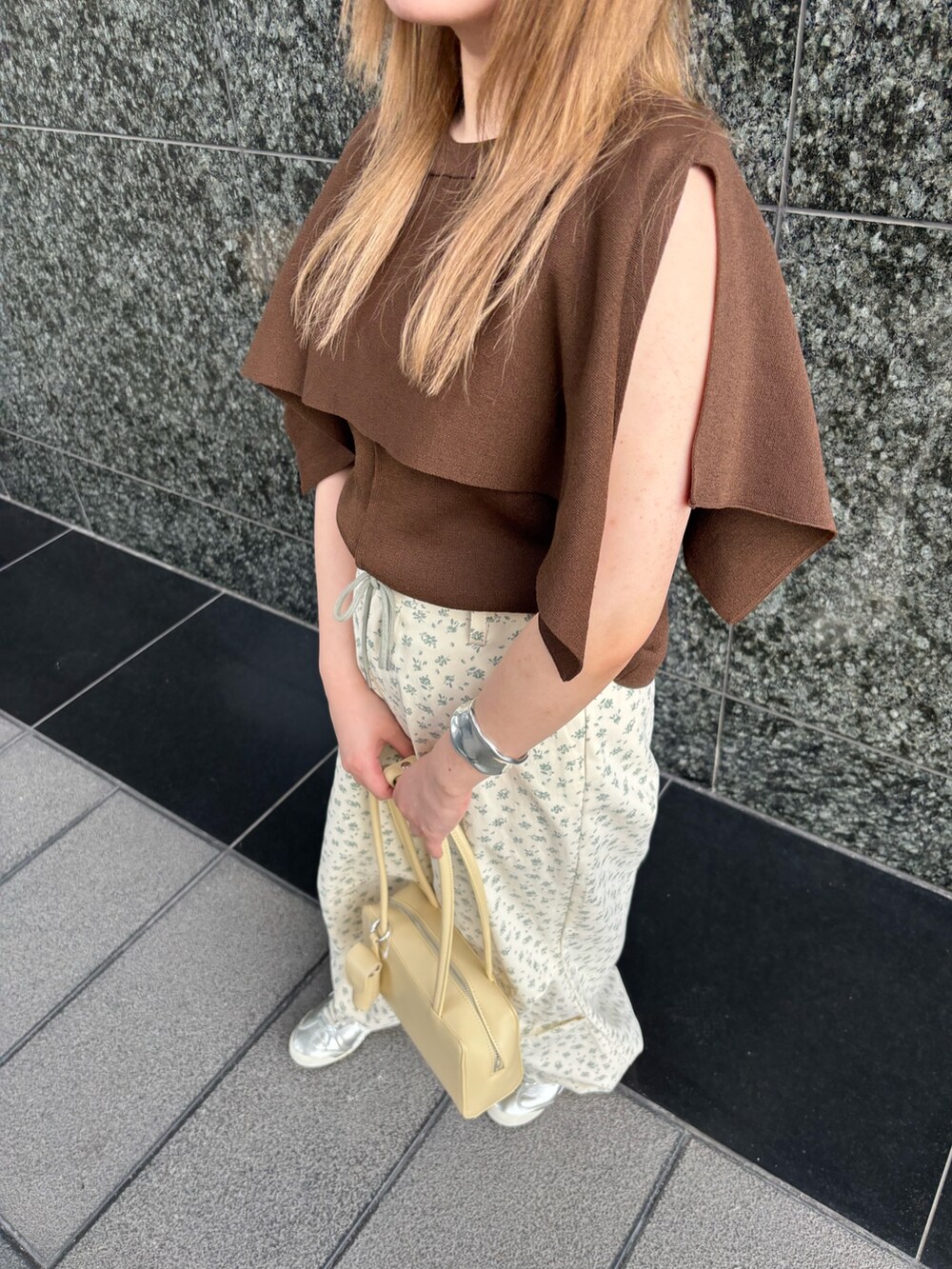 「kbf、kbf_ootd、低身長コーデ、骨格ストレート、20代、夏の涼しげパンツコーデ、私のイチ推しブランド、newarrival」｜「KBFのフラワープリントドロストパンツ（その他パンツ、ホワイト系）」を使った、miraiさん（レディース・152cm）の春コーディネートの5枚目の写真