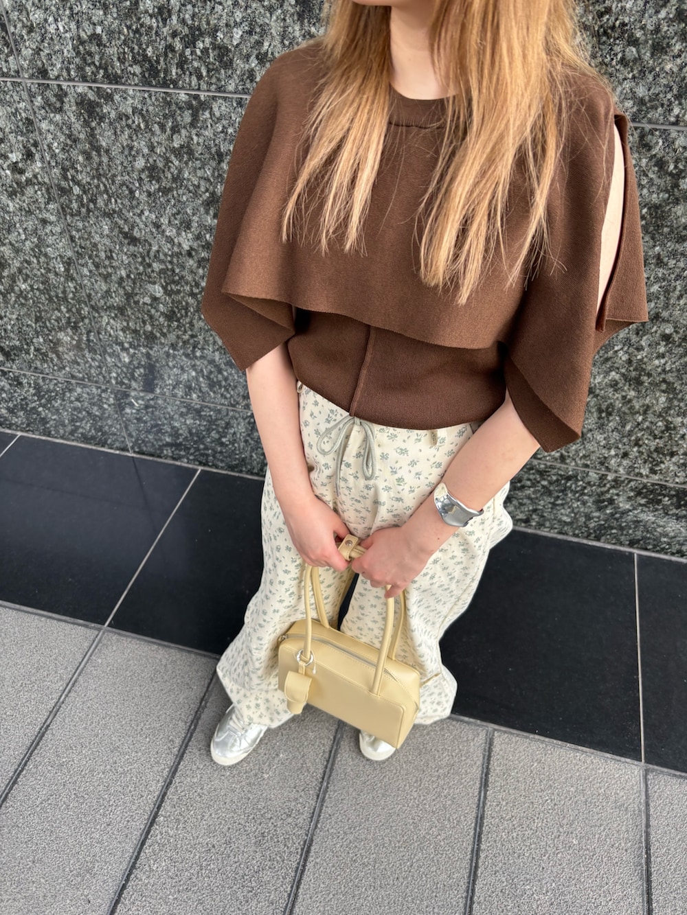 「kbf、kbf_ootd、低身長コーデ、骨格ストレート、20代、夏の涼しげパンツコーデ、私のイチ推しブランド、newarrival」｜「KBFのフラワープリントドロストパンツ（その他パンツ、ホワイト系）」を使った、miraiさん（レディース・152cm）の春コーディネートの4枚目の写真