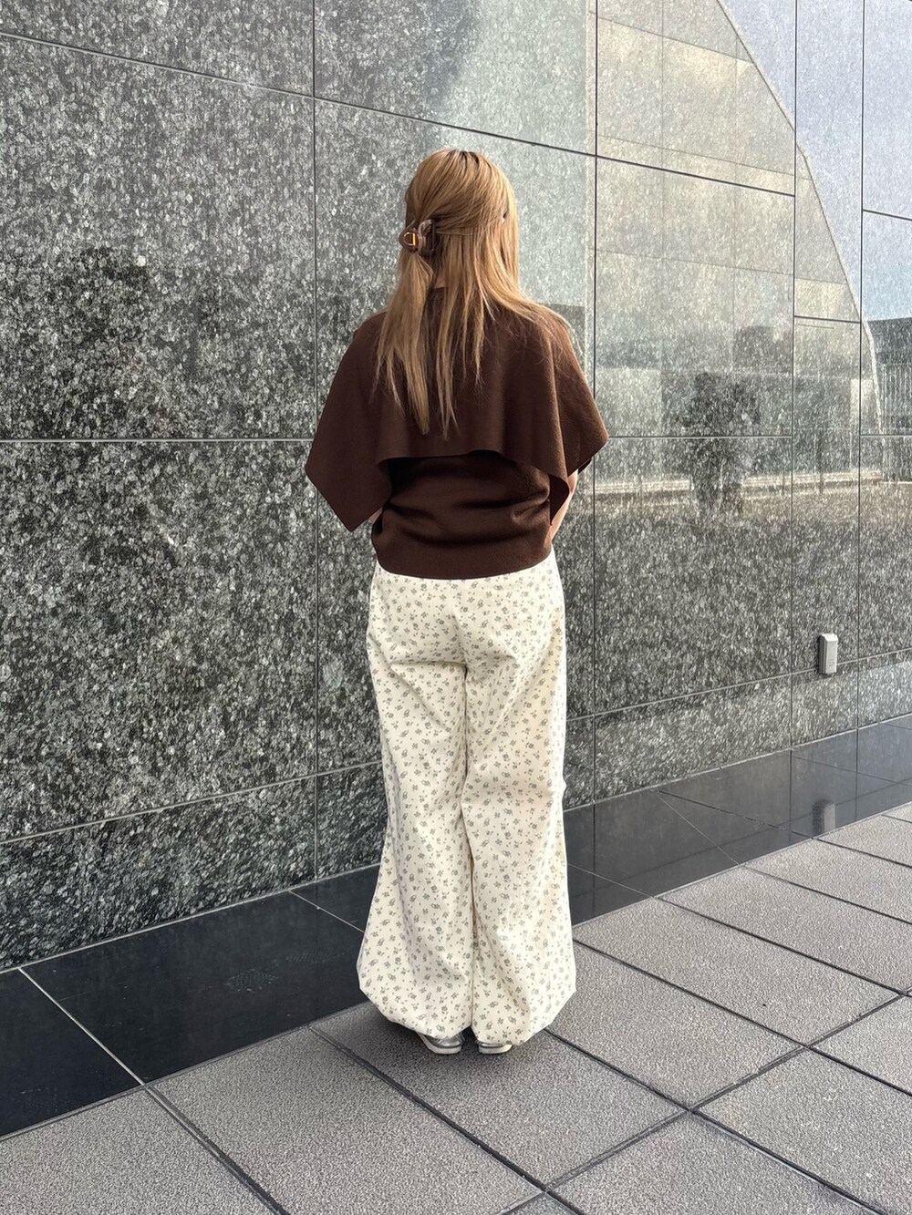 「kbf、kbf_ootd、低身長コーデ、骨格ストレート、20代、夏の涼しげパンツコーデ、私のイチ推しブランド、newarrival」｜「KBFのフラワープリントドロストパンツ（その他パンツ、ホワイト系）」を使った、miraiさん（レディース・152cm）の春コーディネートの3枚目の写真