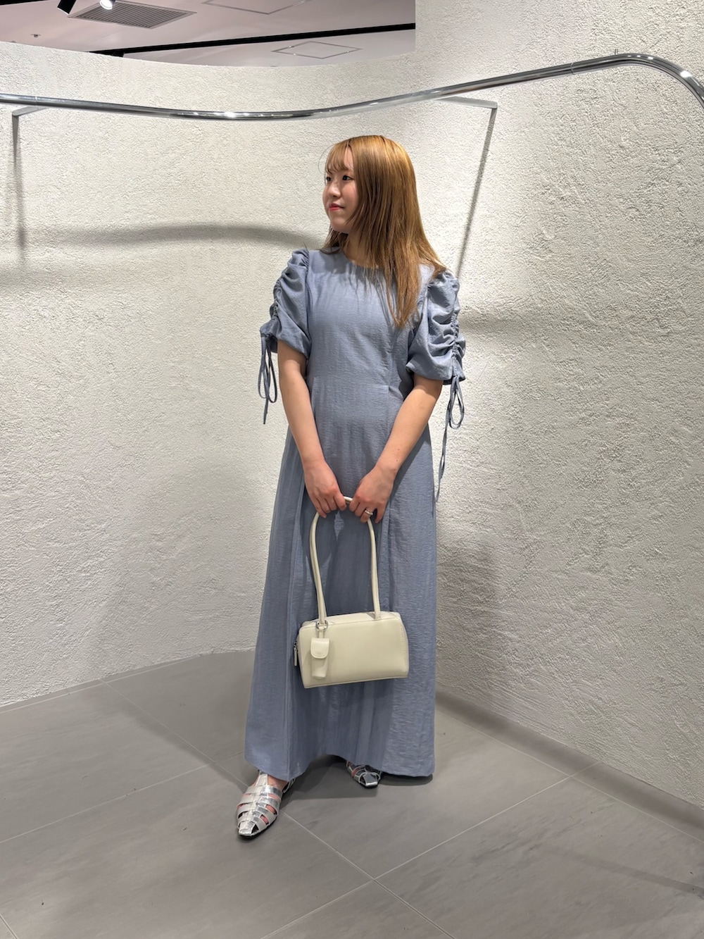 「KBF、kbf_ootd、低身長コーデ、骨格ストレート、20代、サンダルコーデ、夏ワンピース、私のイチ推しブランド、newarrival」｜「KBFのドロストスリーブワンピース（ワンピース、ブルー系）」を使った、miraiさん（レディース・152cm）の春コーディネートの2枚目の写真