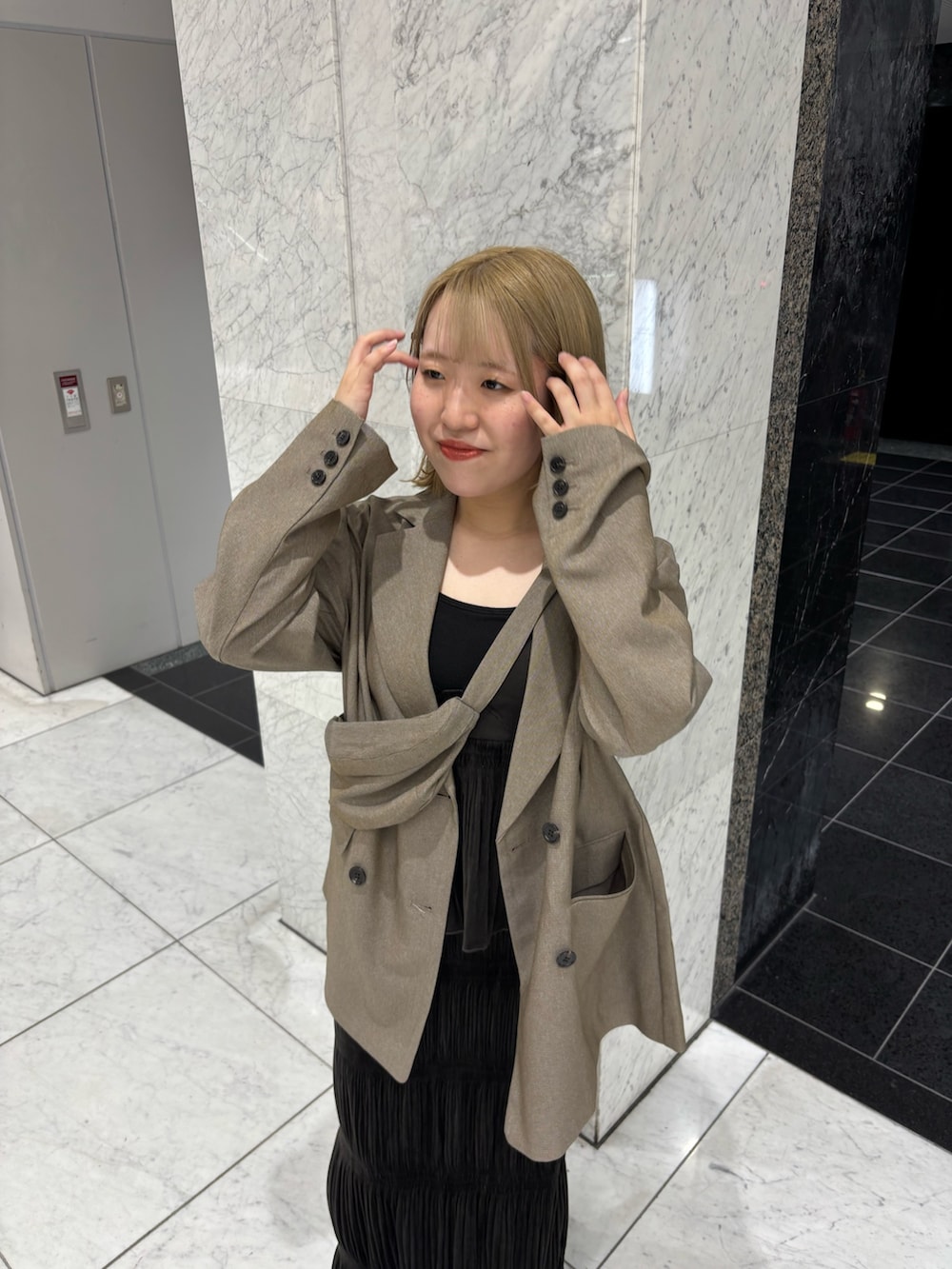 ブラウン系のワンピース、ブラウン系のその他アウター、ブラック系のキャミソールを着用したレディースの秋コーディネートの4枚目の写真