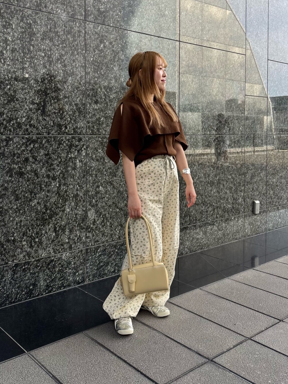 「kbf、kbf_ootd、低身長コーデ、骨格ストレート、20代、夏の涼しげパンツコーデ、私のイチ推しブランド、newarrival」｜「KBFのフラワープリントドロストパンツ（その他パンツ、ホワイト系）」を使った、miraiさん（レディース・152cm）の春コーディネートの2枚目の写真