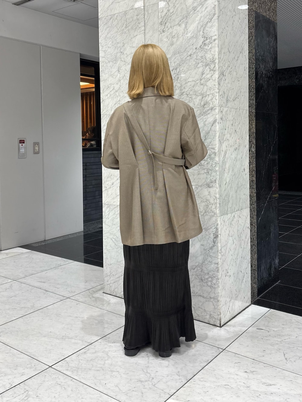 ブラウン系のワンピース、ブラウン系のその他アウター、ブラック系のキャミソールを着用したレディースの秋コーディネートの2枚目の写真