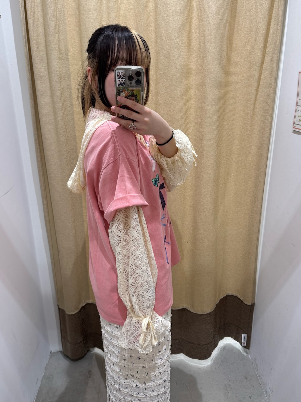 ピンク系のTシャツ/カットソー、ホワイト系のTシャツ/カットソー、ホワイト系のスカートを着用したレディースの夏コーディネートの3枚目の写真