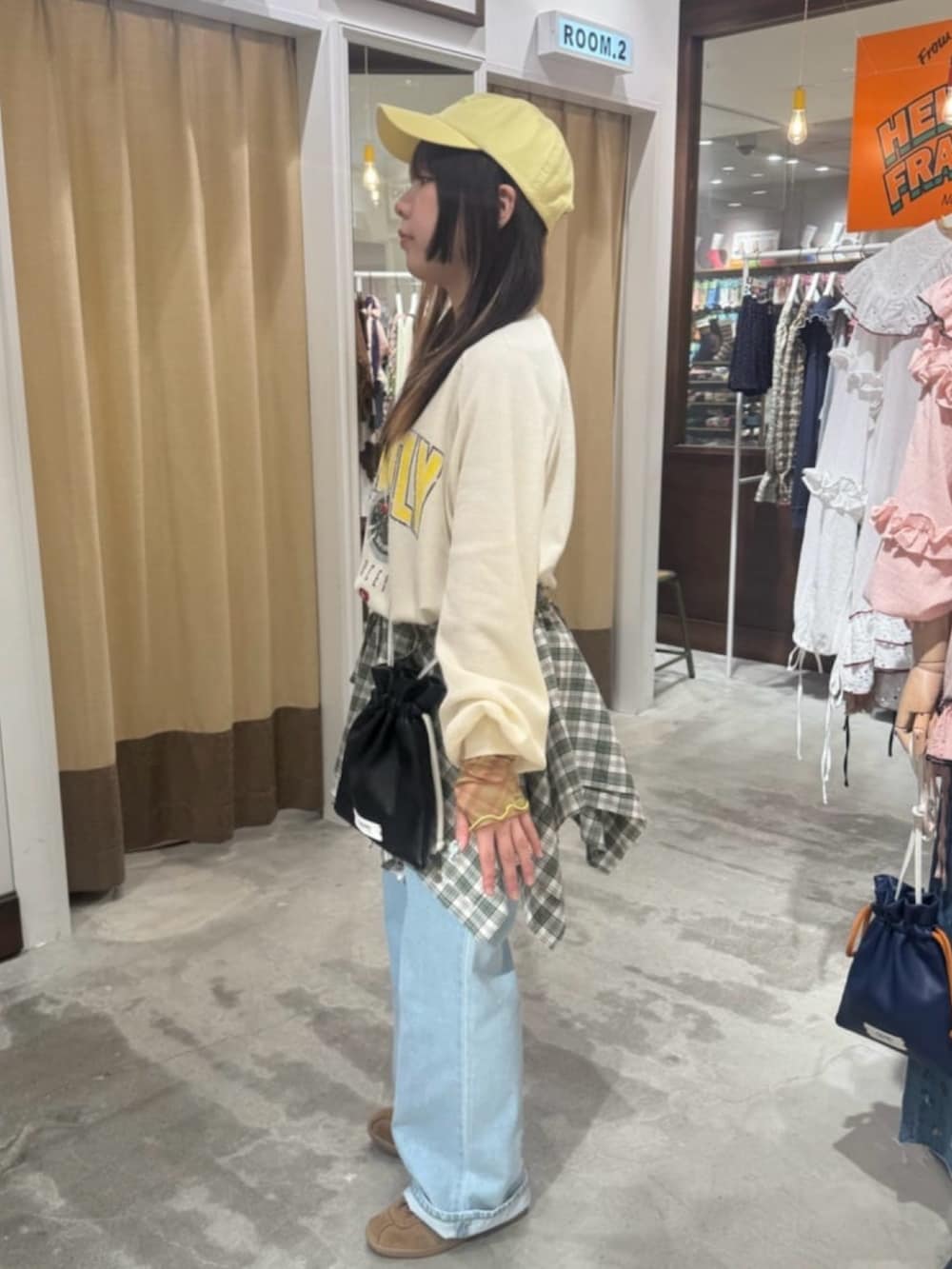 ホワイト系のTシャツ/カットソー、グリーン系のスカート、ブラック系のショルダーバッグを着用したレディースの夏コーディネートの2枚目の写真