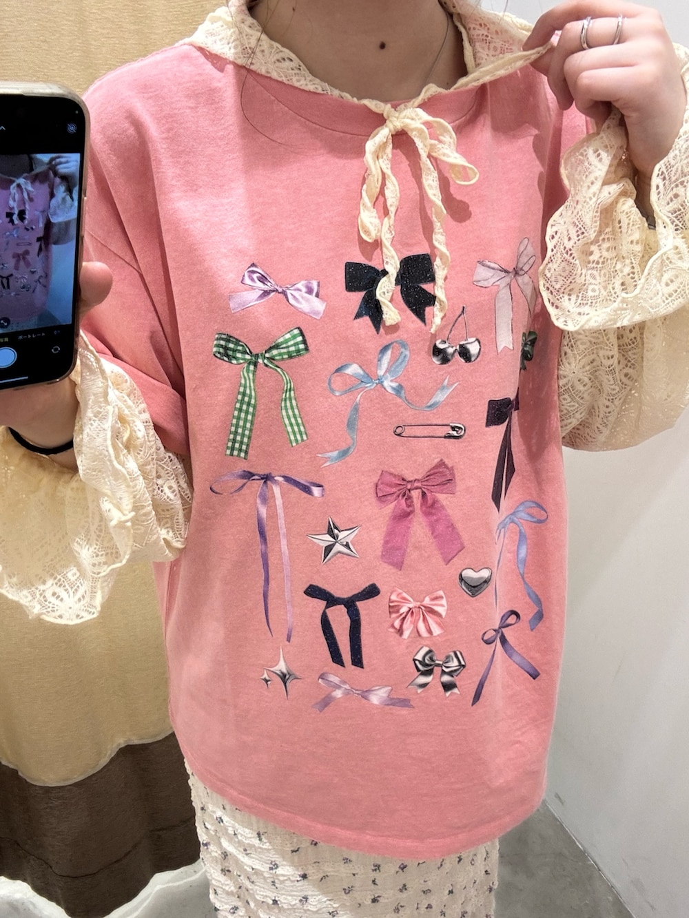 ピンク系のTシャツ/カットソー、ホワイト系のTシャツ/カットソー、ホワイト系のスカートを着用したレディースの夏コーディネートの5枚目の写真