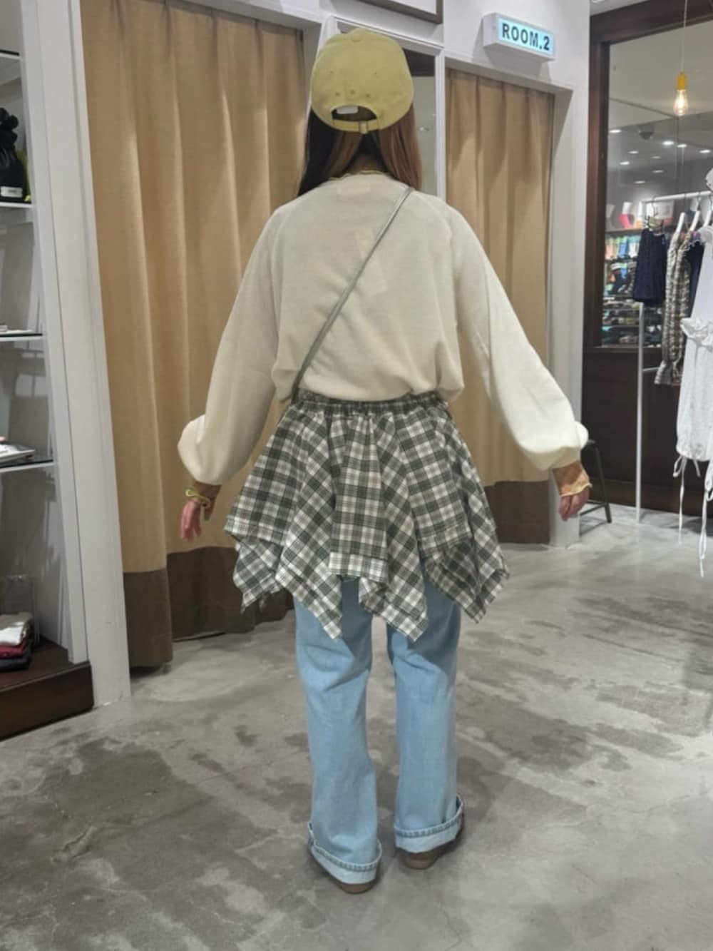 ホワイト系のTシャツ/カットソー、グリーン系のスカート、ブラック系のショルダーバッグを着用したレディースの夏コーディネートの3枚目の写真