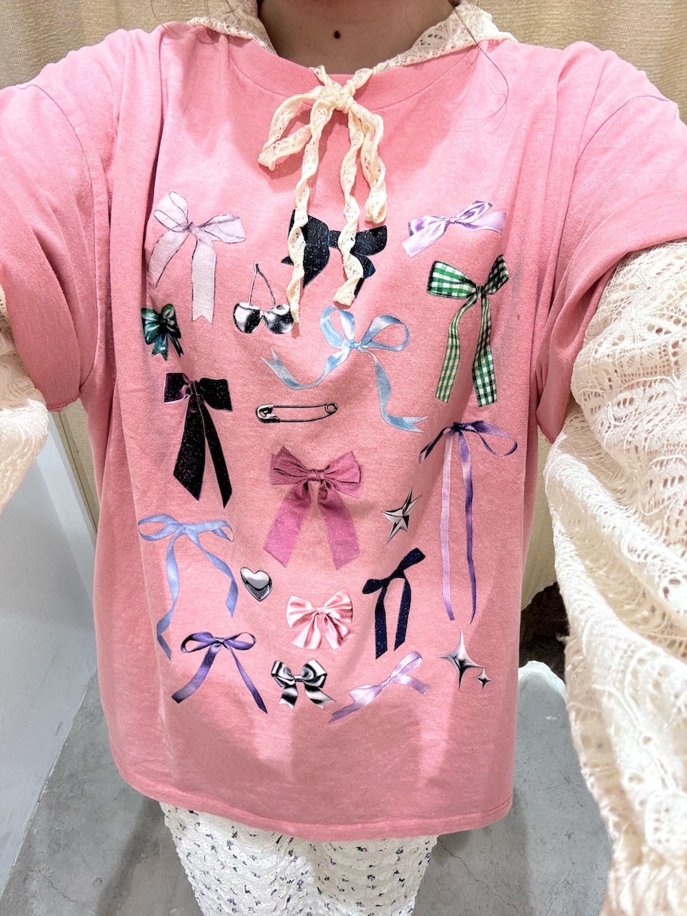 ピンク系のTシャツ/カットソー、ホワイト系のTシャツ/カットソー、ホワイト系のスカートを着用したレディースの夏コーディネートの2枚目の写真
