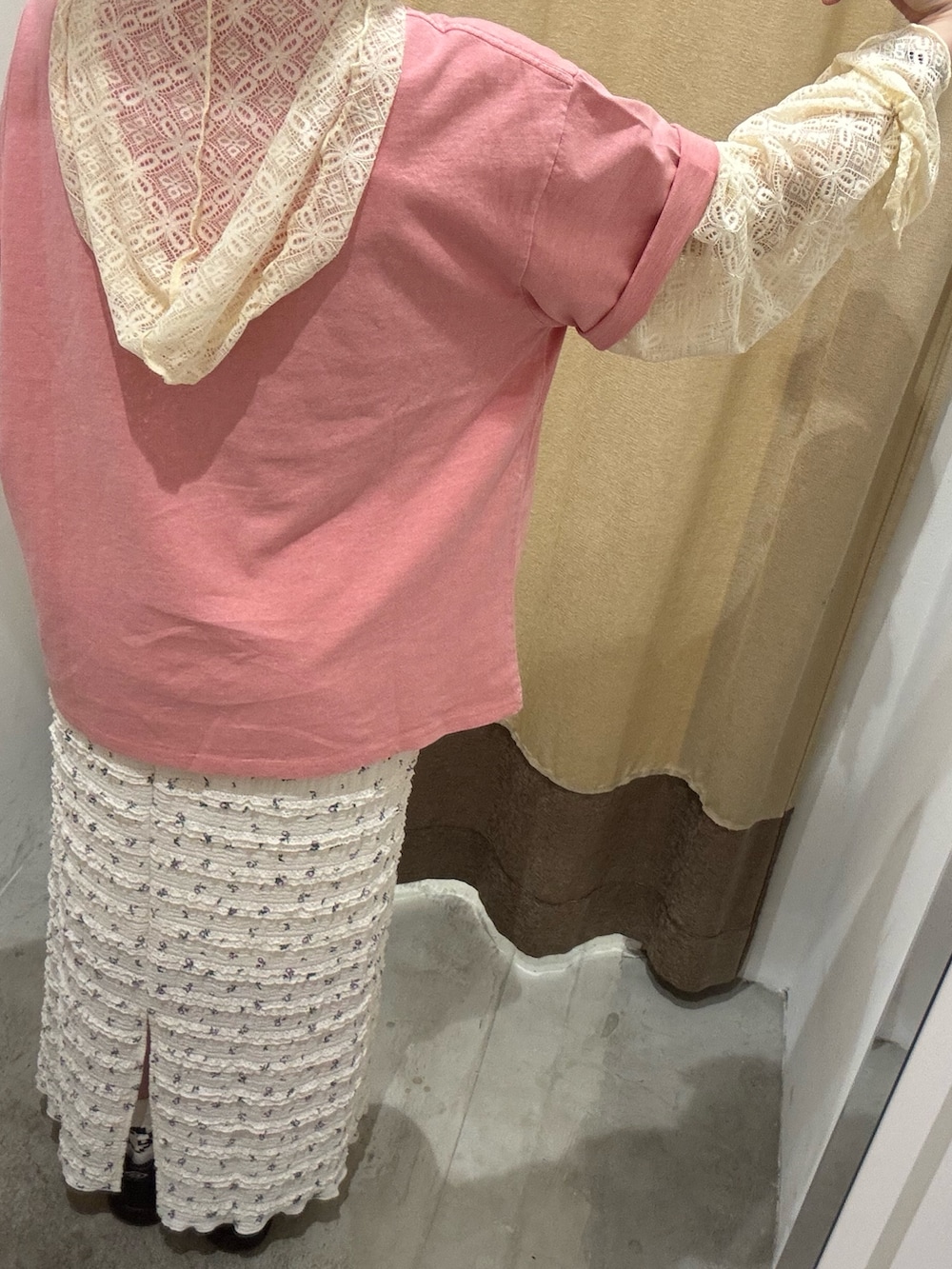 ピンク系のTシャツ/カットソー、ホワイト系のTシャツ/カットソー、ホワイト系のスカートを着用したレディースの夏コーディネートの4枚目の写真