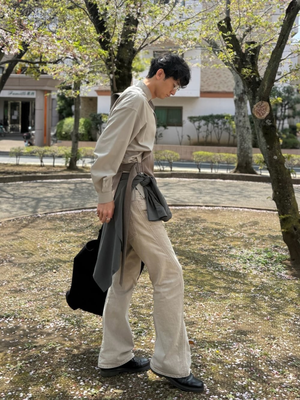 「レイヤードスタイル、重ね着、モードカジュアル、春めき満開コーデ、春コーデ、大人カジュアル、ジャケット、スカートスタイル、巻きスカート、デニム」｜「UJOHのアイテム（その他アウター、ブラウン系）」を使った、TAK/差別化コーデさん（骨格ナチュラル・メンズ・183cm）の春コーディネートの2枚目の写真
