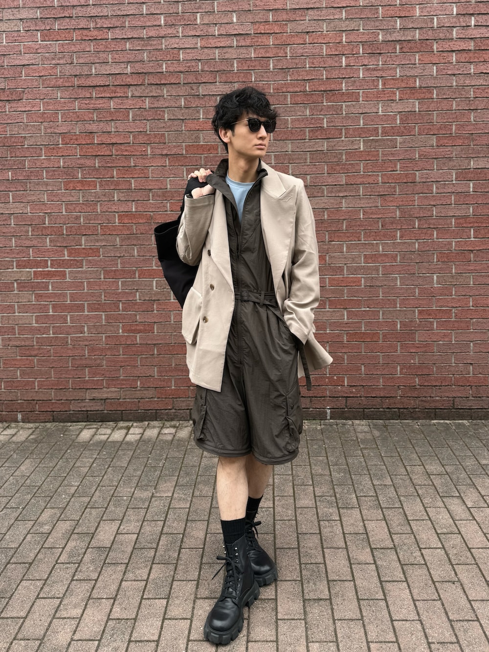 「春コーデ、モードカジュアル、大人カジュアル、サングラス、ジャケット、ジャンプスーツ、ハーフパンツ、ブーツ、ブラウン、アクセントカラー」｜「Chikashitsu +のアイテム（ブーツ、ブラック系）」を使った、TAK/差別化コーデさん（骨格ナチュラル・メンズ・183cm）の春コーディネートの2枚目の写真