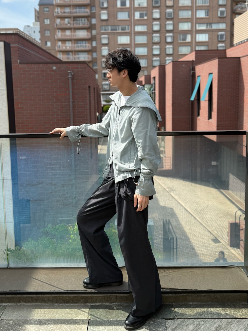「春コーデ、モードカジュアル、大人カジュアル、レイヤードスタイル、フェミニン、サングラス、パーカー、スラックス」｜「JIAN YEのアイテム（ブルゾン、ブルー系）」を使った、TAK/差別化コーデさん（骨格ナチュラル・メンズ・183cm）の春コーディネートの2枚目の写真
